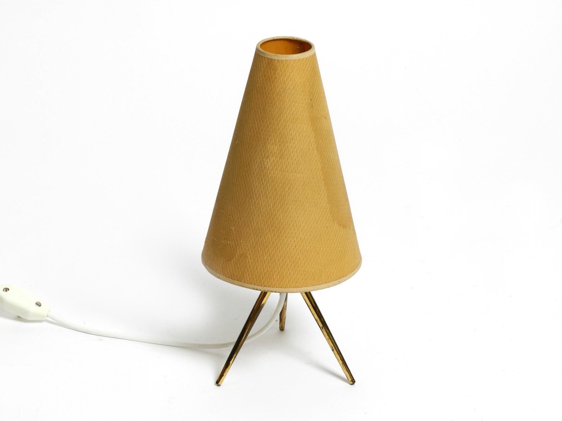 Very elegant original Mid Century brass tripod table lamp original lampshade For Sale 11