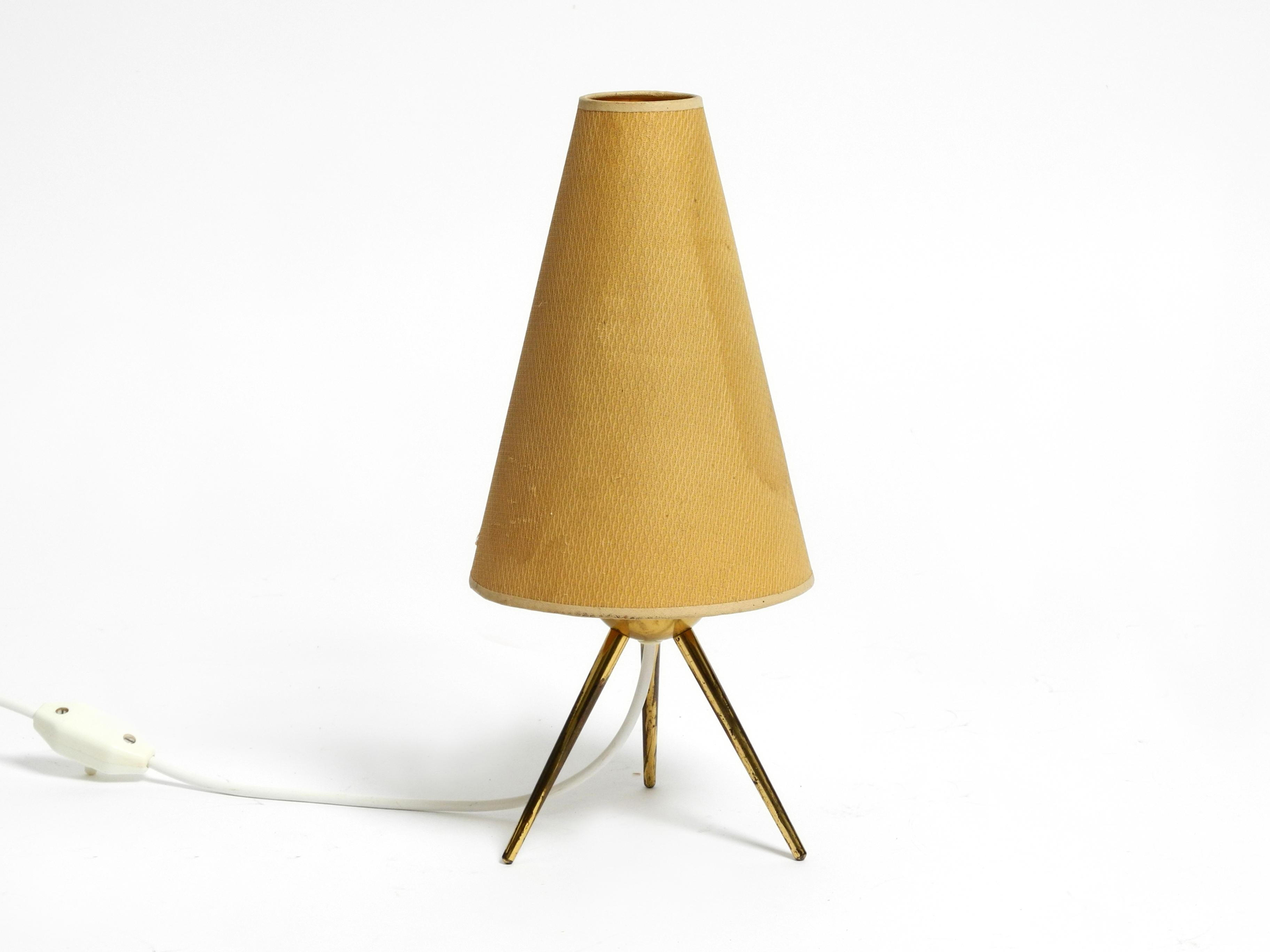 Very elegant original Mid Century brass tripod table lamp original lampshade For Sale 12