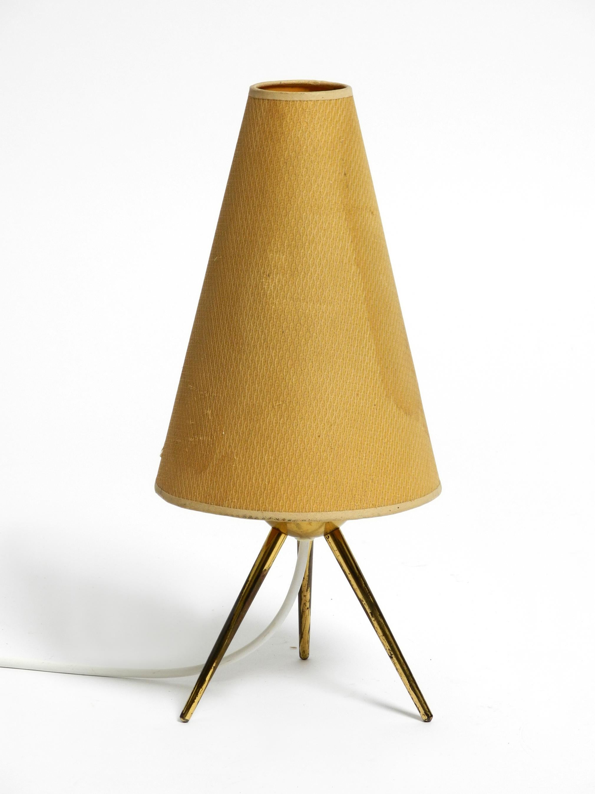 Very elegant original Mid Century brass tripod table lamp original lampshade In Good Condition For Sale In München, DE