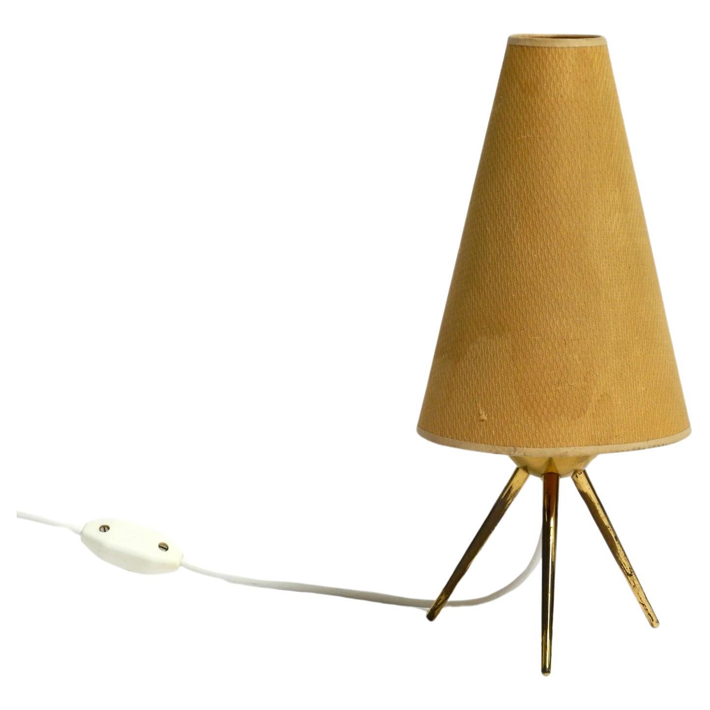 Sehr elegante originale Mid-Century-Messing-Dreibein-Tischlampe mit original Lampenschirm