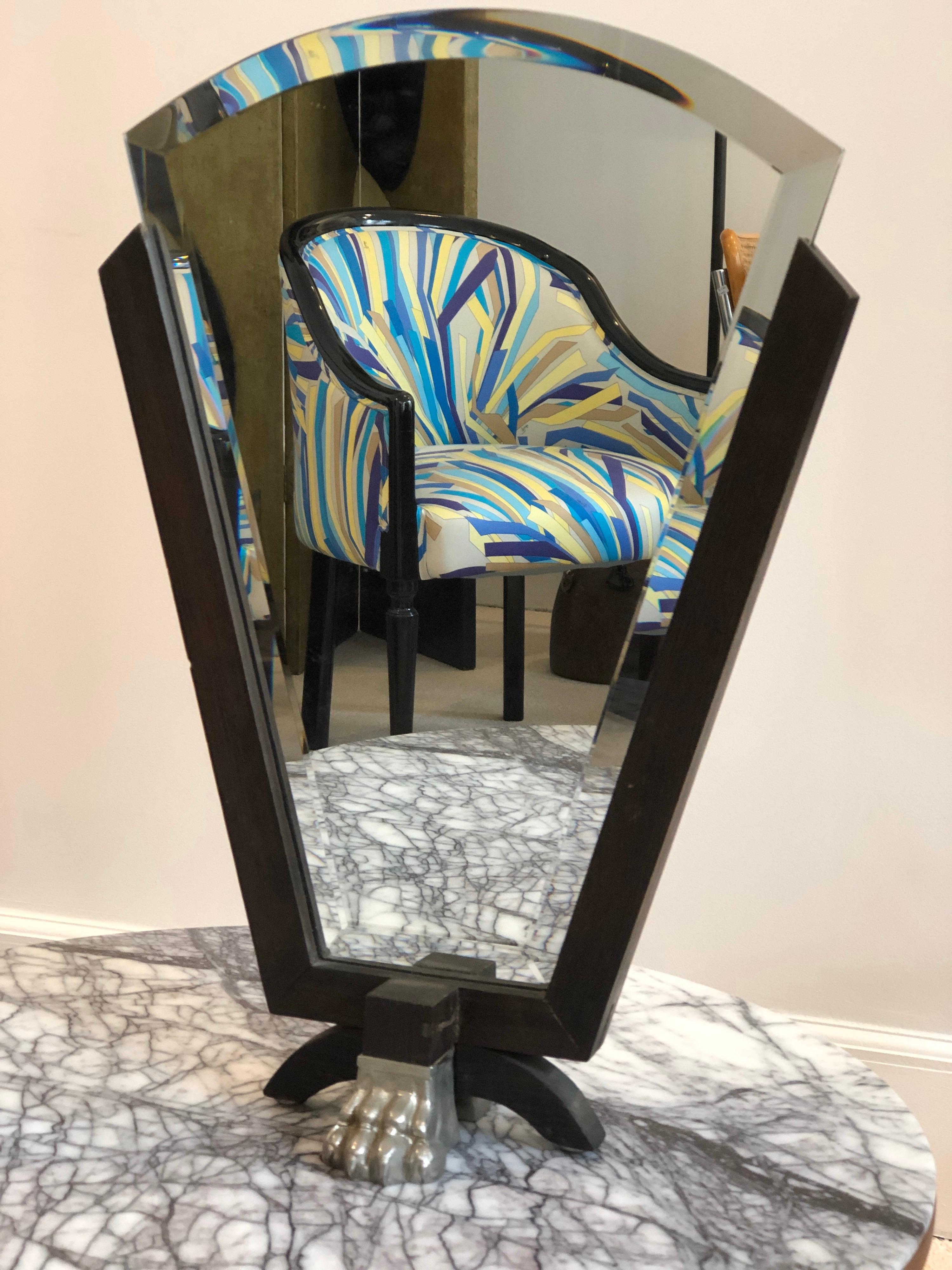 El término Art Déco apareció en la década de 1960 en referencia a la Exposición Internacional de Artes Decorativas e Industriales Modernas organizada en París en 1925, que marcó la consagración de este estilo.
El Art Decó entró en decadencia a