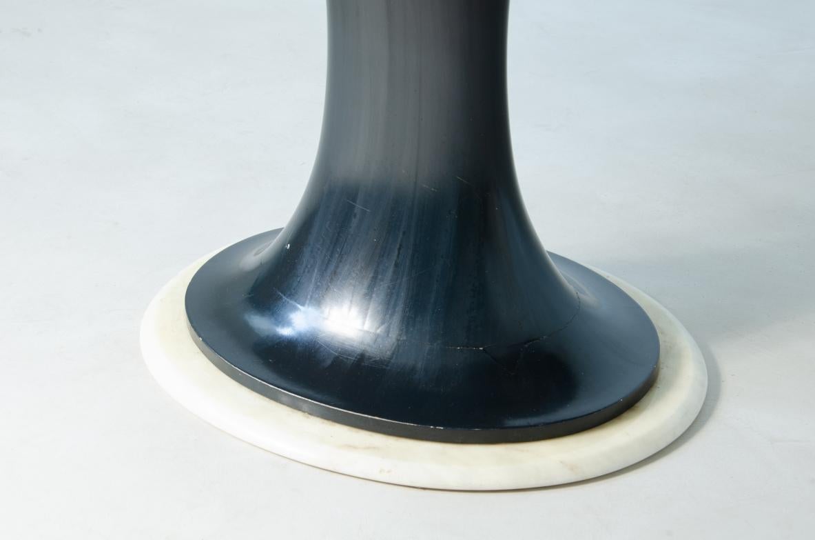 Mid-Century Modern Table ovale très élégante avec base tournée en bois laqué bleu et marbre en vente