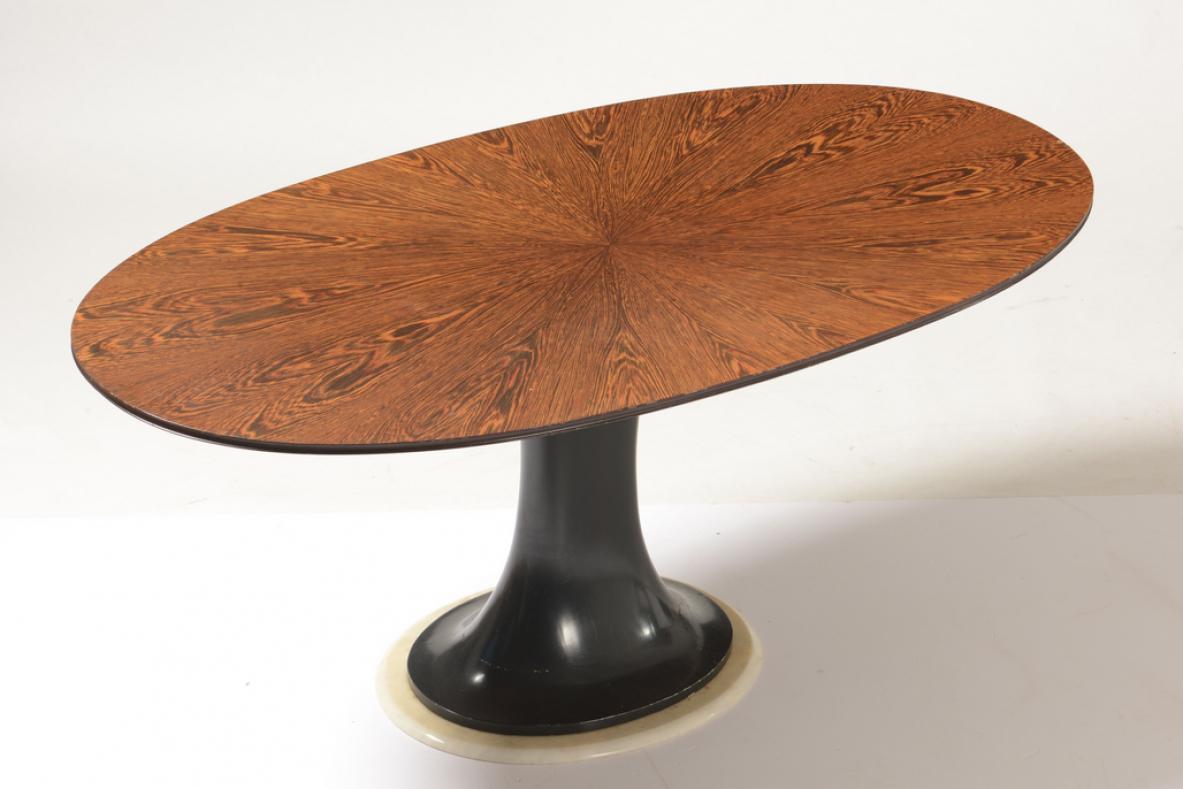 italien Table ovale très élégante avec base tournée en bois laqué bleu et marbre en vente