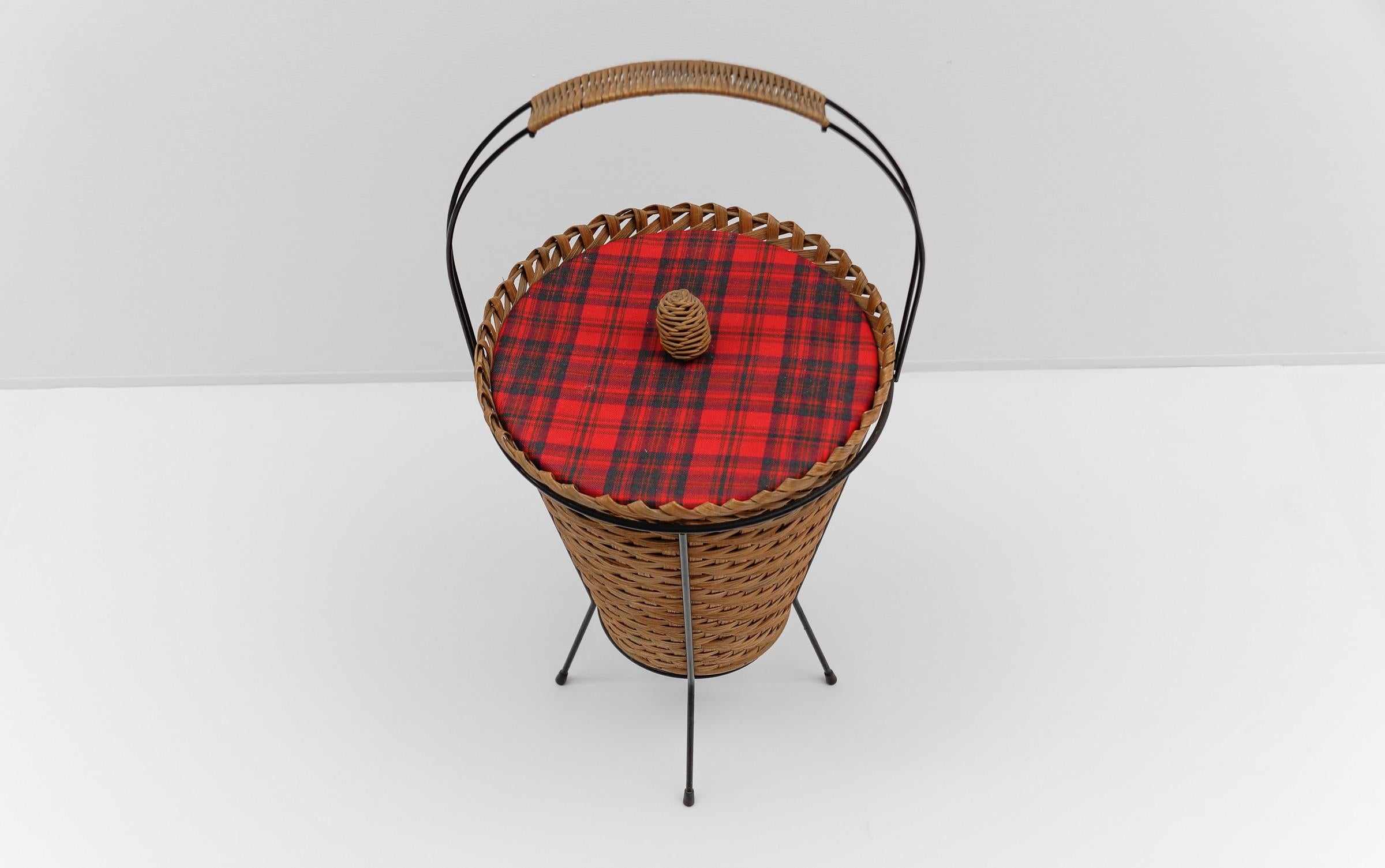 Très élégant panier à couture en osier de rotin, années 1960 Bon état - En vente à Nürnberg, Bayern