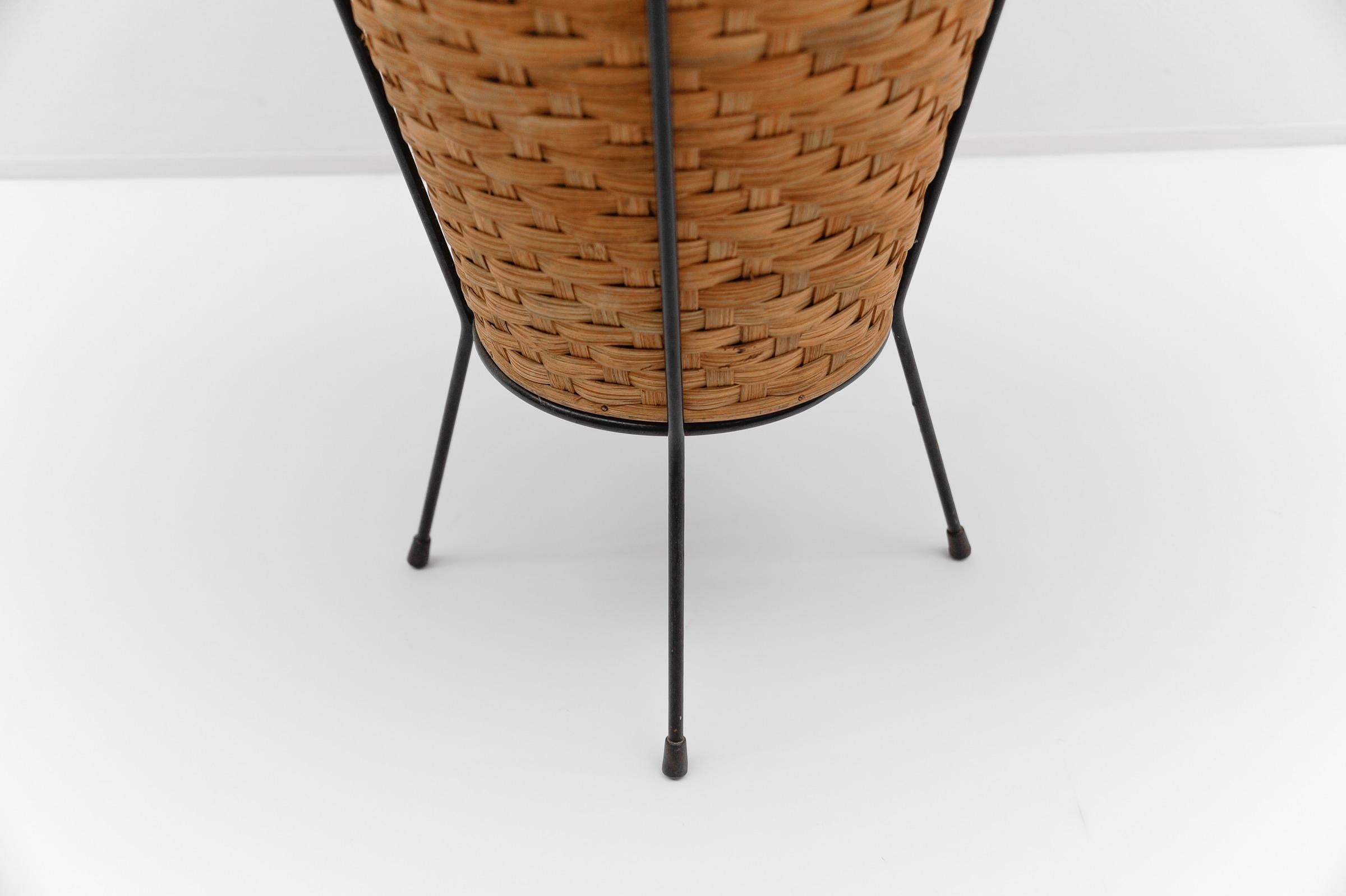Métal Très élégant panier à couture en osier de rotin, années 1960 en vente
