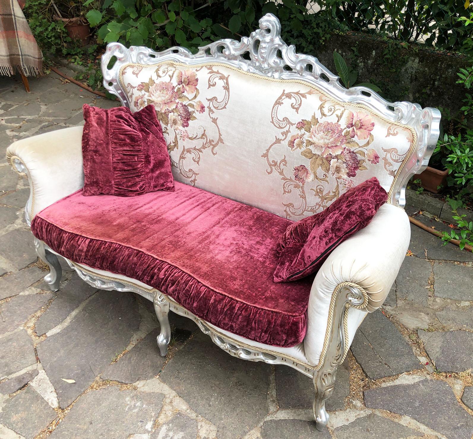 Very elegant silver fabric sofa with floral motifs and Bordeaux velvet.
The fabric is in good condition.
Good size and color. 
Comes from an old country house in the Lucca area of Tuscany.
It was placed opposite the bed in a large bedroom.
As