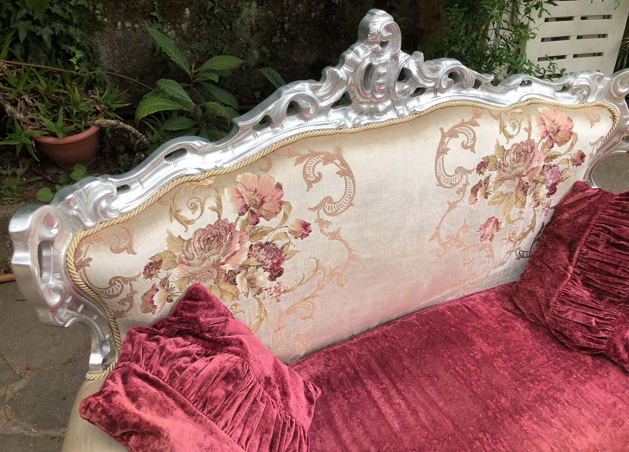 Very Elegant Silver Fabric Sofa with Floral Motifs and Bordeaux Velvet In Good Condition In Buggiano, IT