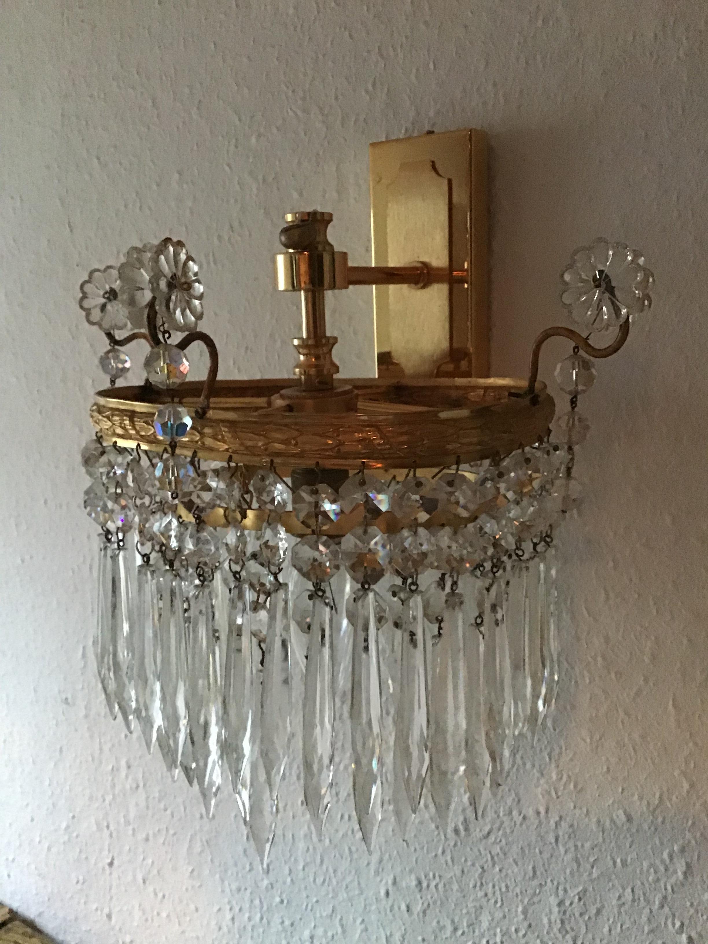 Precious, elegant single wall sconce made of gilt and polished brass with crystal elements attributed to E.Palme, Germany, circa 1960s.

Socket: 1 x E14 for standard screw bulbs.