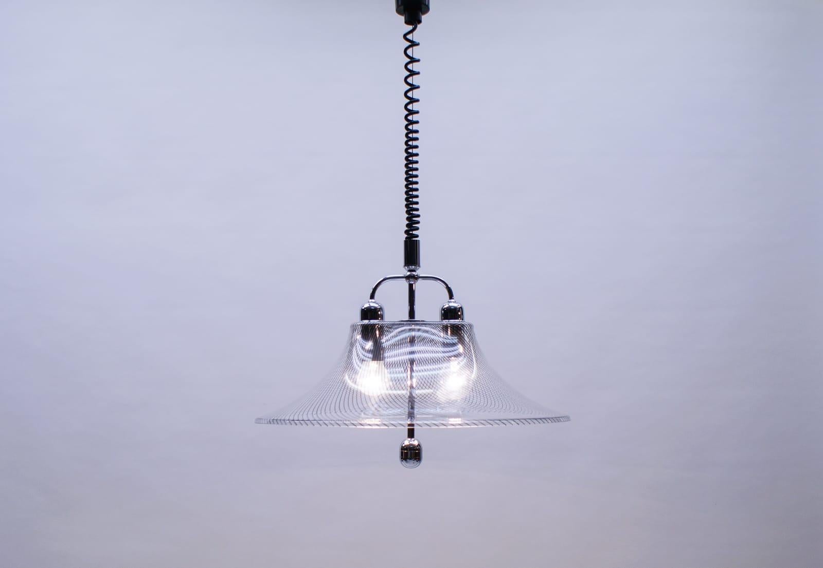 Très élégante lampe à suspension en acrylique rayée d'Edel-Acryl, 1970

Hauteur réglable de 70 à 158 cm.

Réalisée en acier chromé massif, la lampe est livrée avec 2 douilles à vis Edison E27 / E26, est câblée, en état de marche et fonctionne