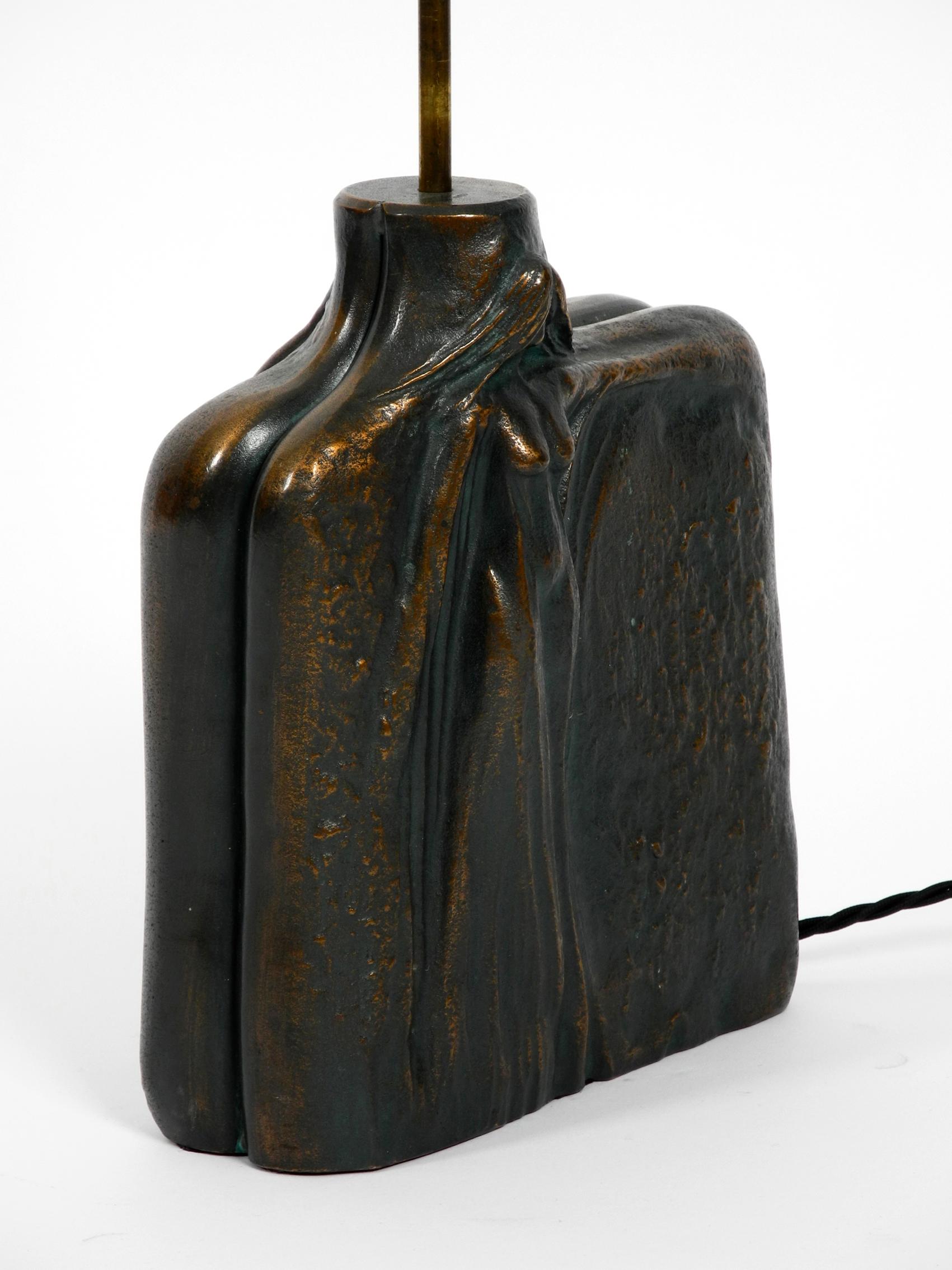 Très élégante lampe de table des années 1960 en bronze lourd avec une figure féminine en vente 5