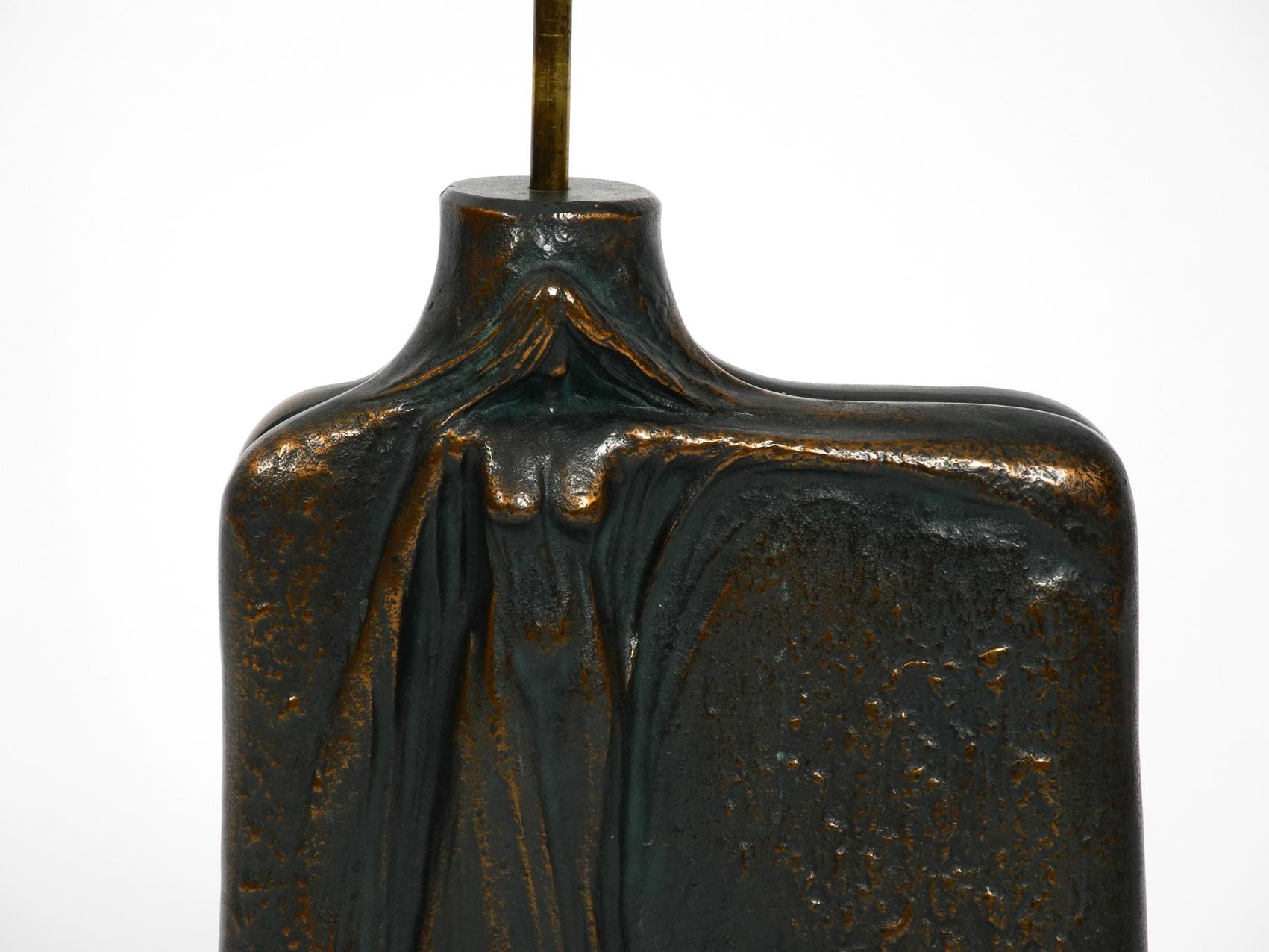 Très élégante lampe de table des années 1960 en bronze lourd avec une figure féminine en vente 7