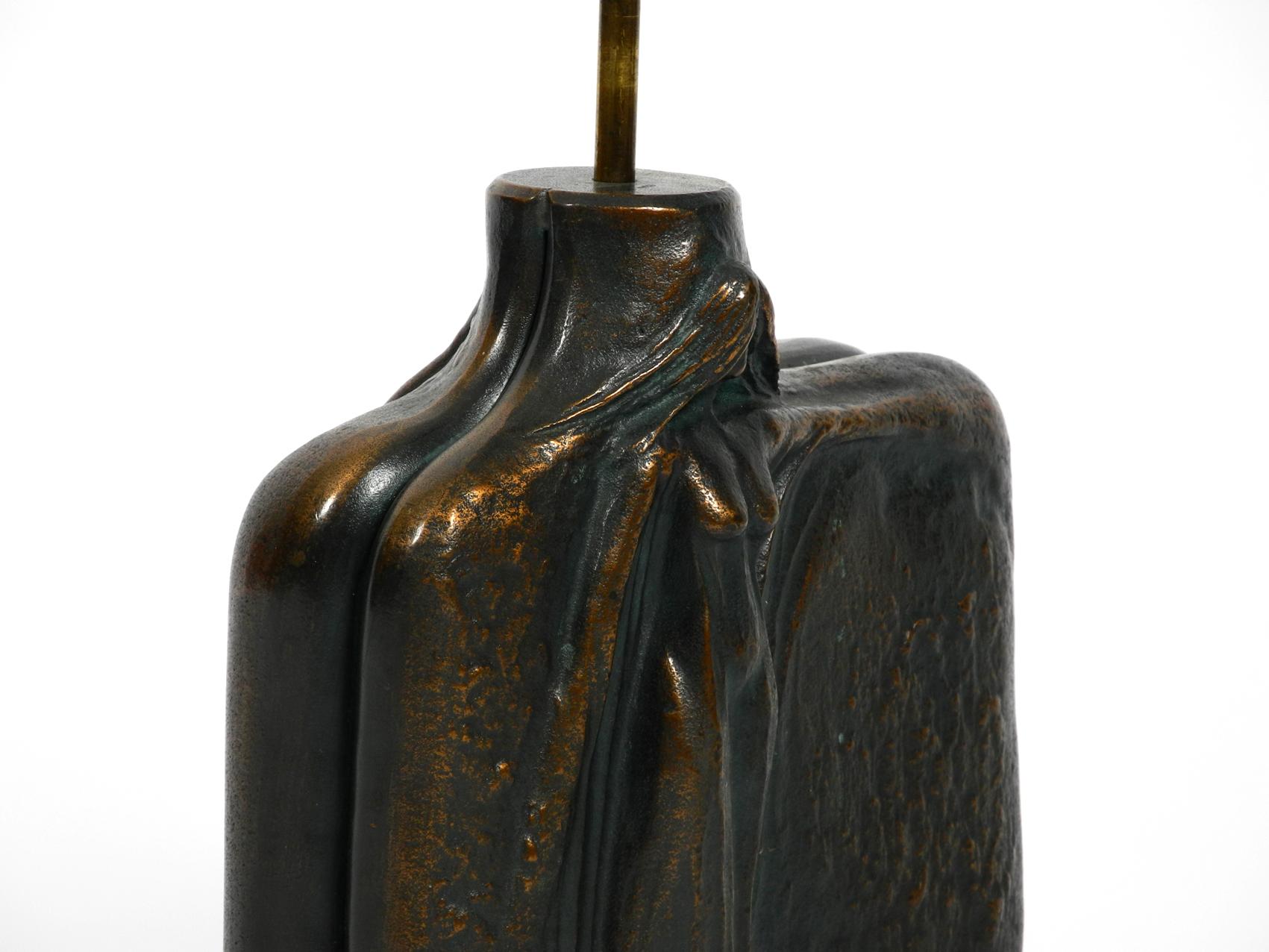 Très élégante lampe de table des années 1960 en bronze lourd avec une figure féminine Bon état - En vente à München, DE