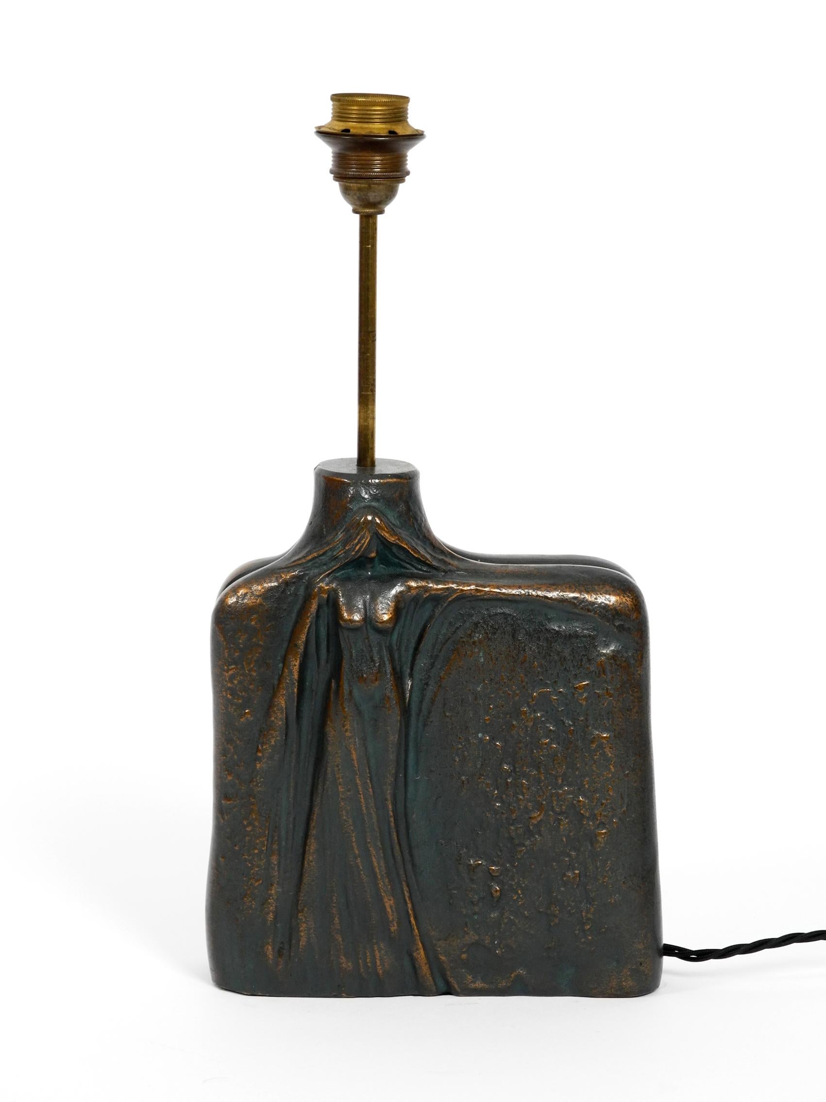 Very elegant table lamp from the 1960s made of heavy bronze with a female figure In Good Condition For Sale In München, DE