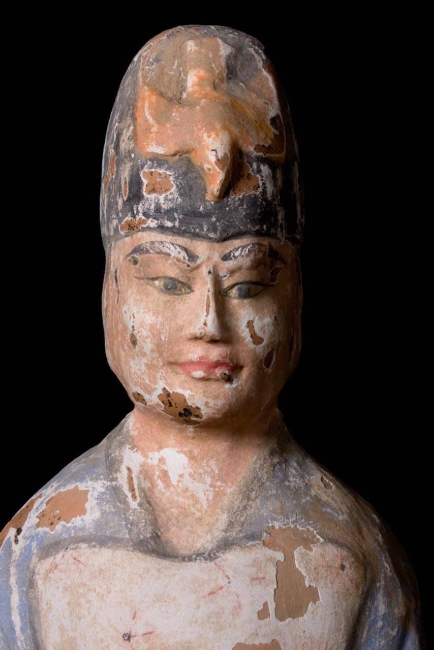 Very Elegant Tang Dynasty Dignitary in Orange Terracotta, China '618-907 AD' In Excellent Condition For Sale In San Pedro Garza Garcia, Nuevo Leon