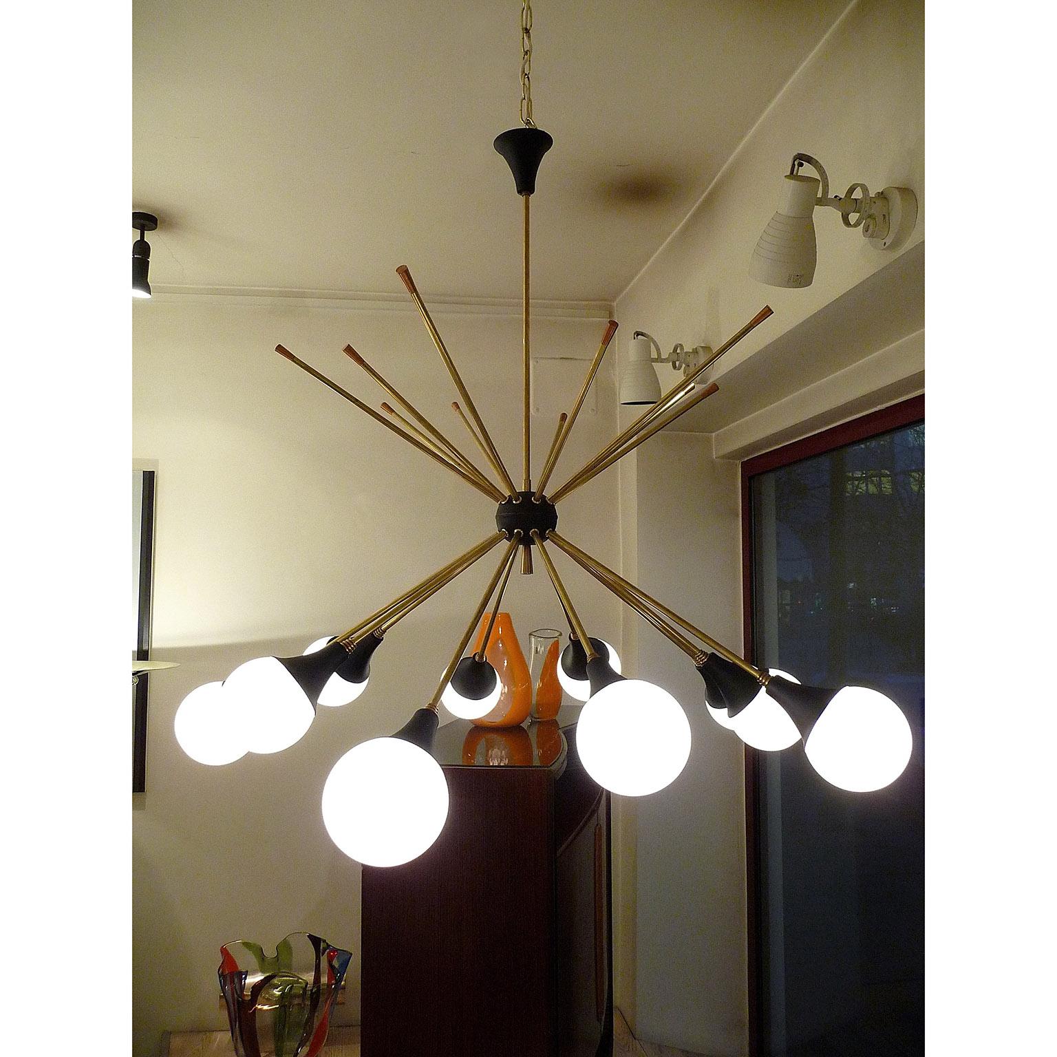Mid-Century Modern Very Elegant Ten-Light Italian Chandelier in the Style of Stilnovo For Sale