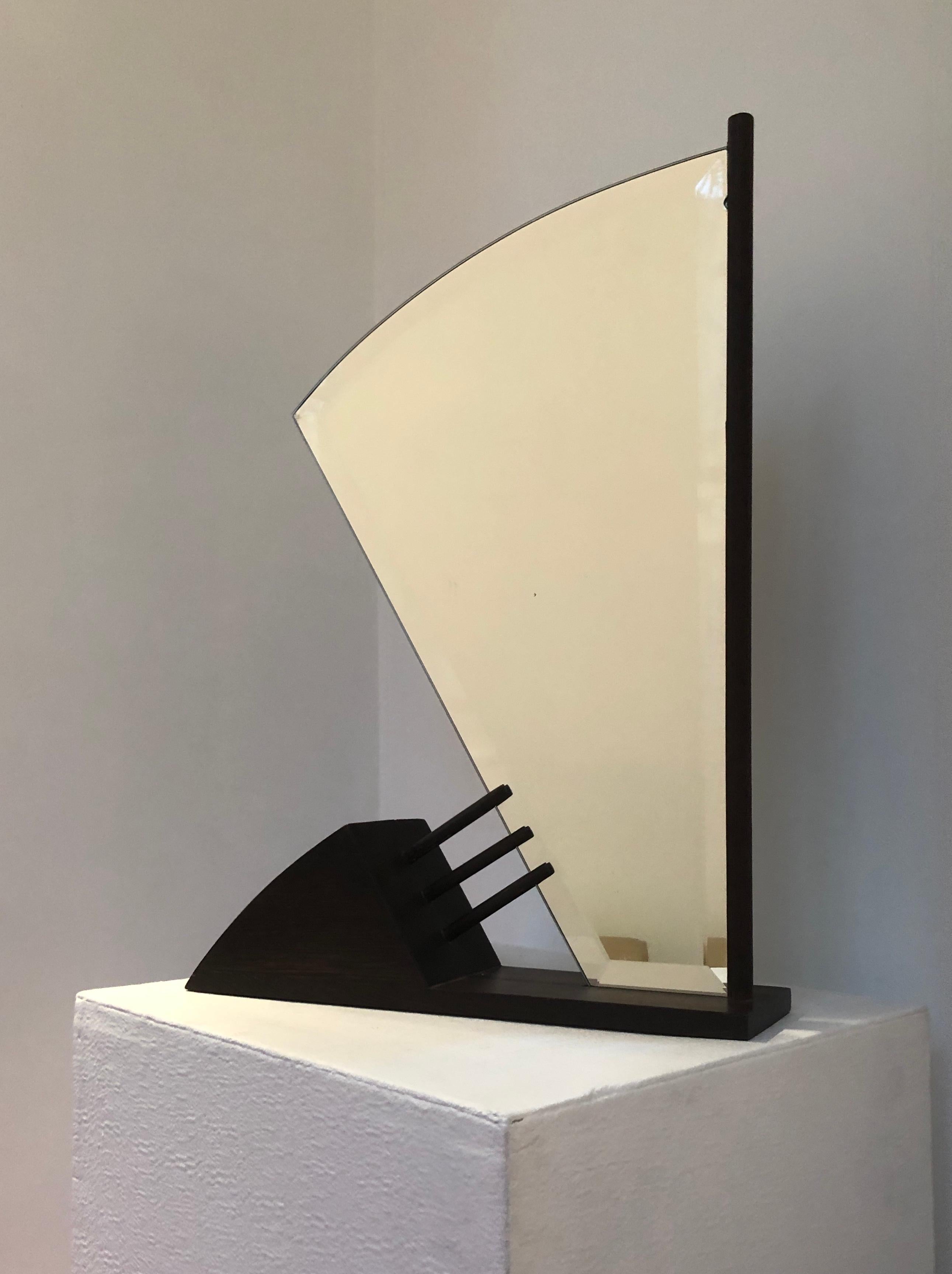 Il termine Art Deco è apparso negli anni '60 in riferimento all'Esposizione Internazionale delle Arti Decorative e Industriali Moderne organizzata a Parigi nel 1925 che segnò la consacrazione di questo stile.
L'Art Déco cadde in declino all'inizio