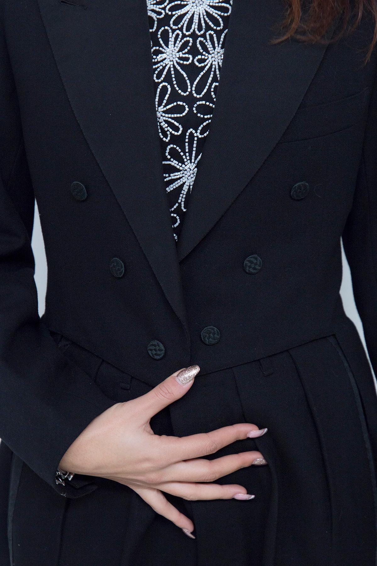 Very Elegant Vintage Black Tight Suit For Sale 3