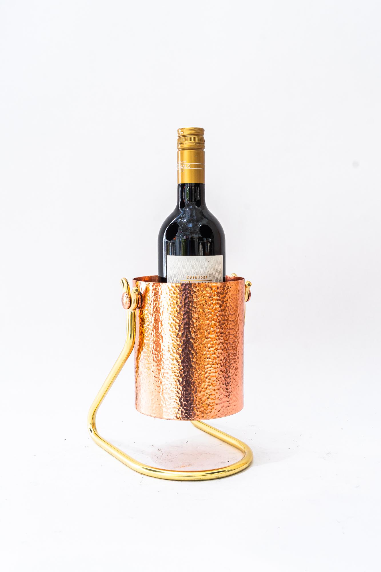 Très élégant porte-bouteille en cuivre et laiton vienne vers 1920
Cuivre martelé
Exécution de haute qualité
Polis et émaillés au four
La bouteille de vin n'est qu'une décoration pour la prise de vue.