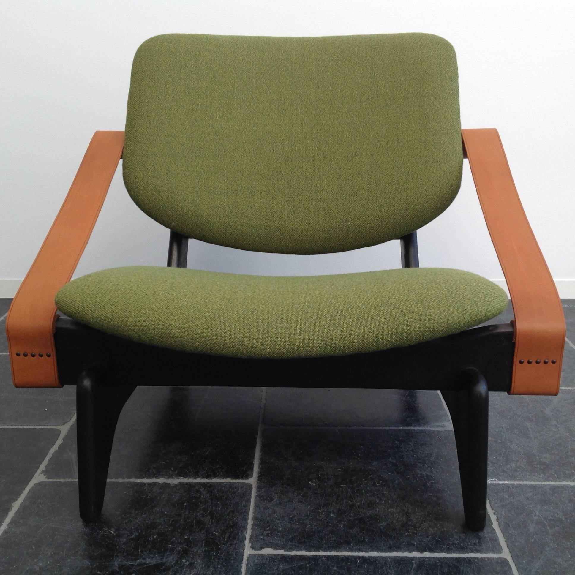 Has enjoyed a complete restoration.
The leather armrest are replaced, original but broken are still present.
The upholstery and foam has also been renewed, this in a beautiful bright green moss color fabric.
It's a dream if you see this chair,