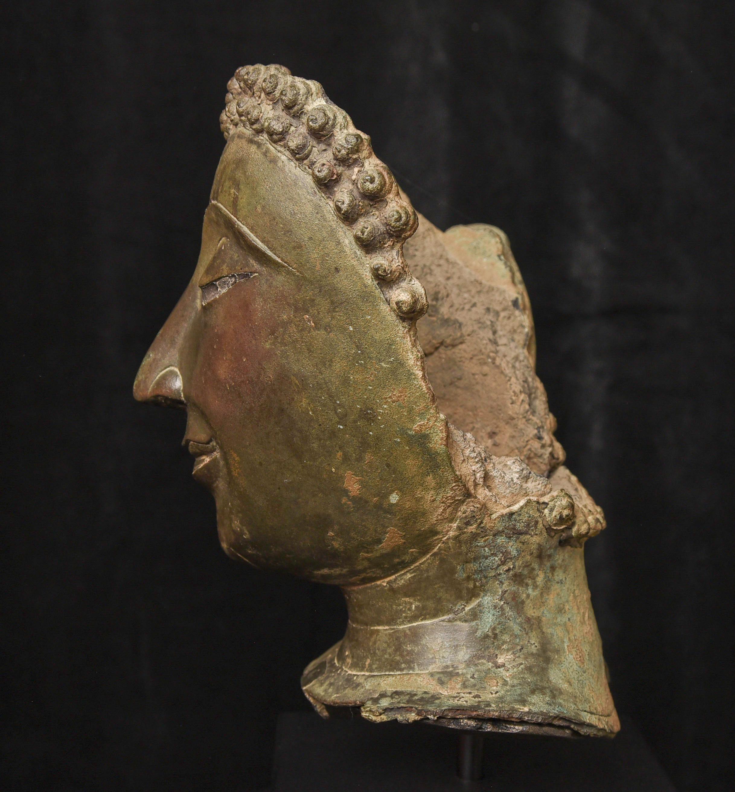 Très belle tête de Bouddha Sukhothai classique thaïlandais du XIVe siècle. Presque grandeur nature avec une hauteur de 8 pouces et une hauteur de 12,25 pouces sur sa base personnalisée. Les caractères haut de gamme sont généralement sculptés et