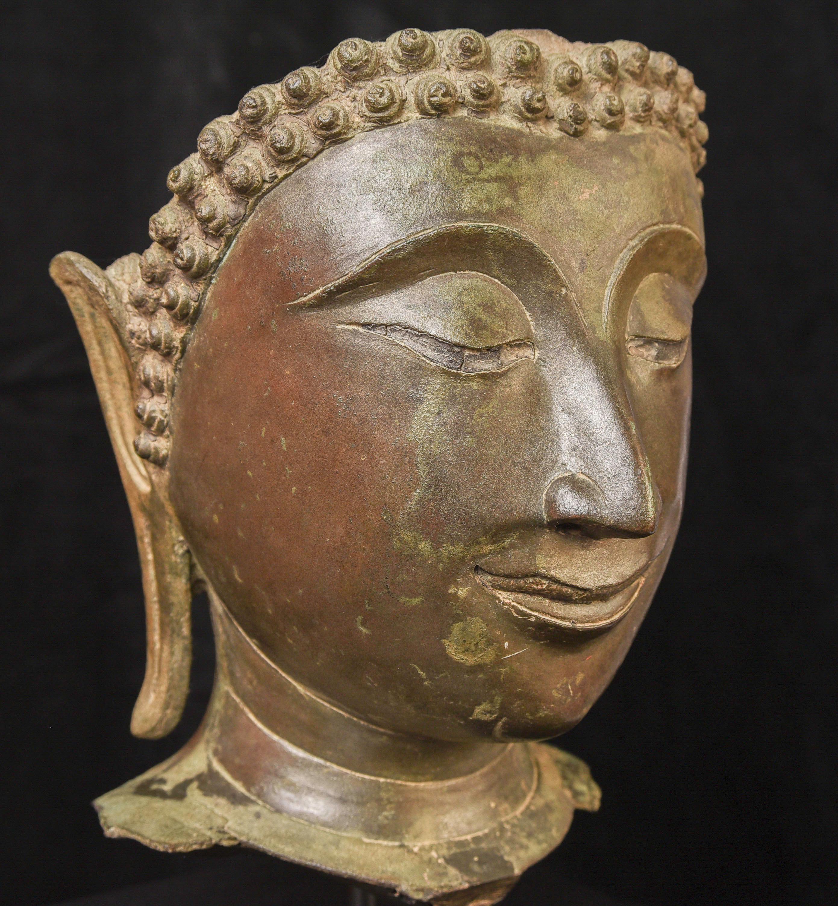 Très belle tête de Bouddha Sukhothai classique du 14e siècle - Sourire spécial 9730 Bon état - En vente à Ukiah, CA