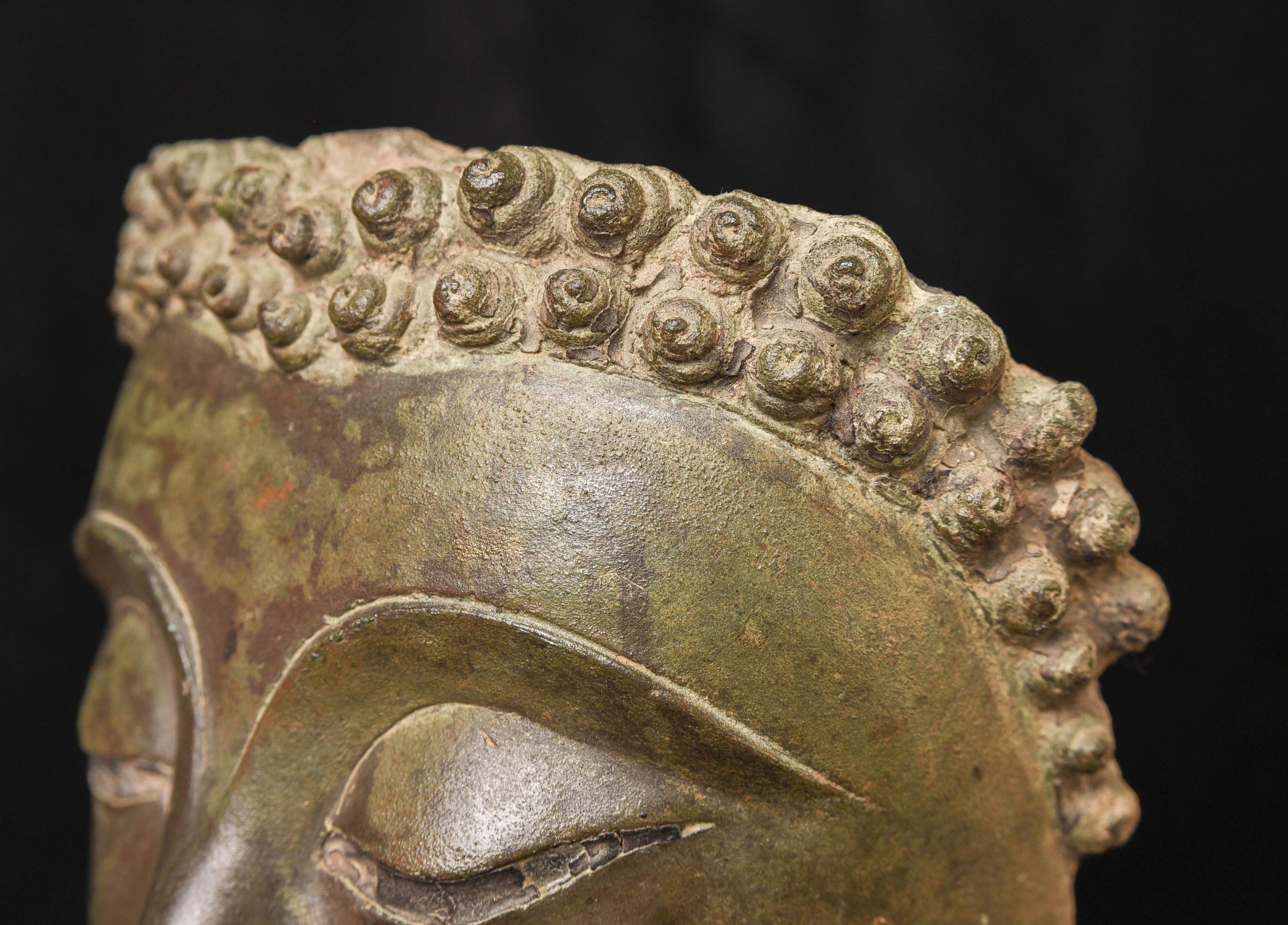 XVIIIe siècle et antérieur Très belle tête de Bouddha Sukhothai classique du 14e siècle - Sourire spécial 9730 en vente