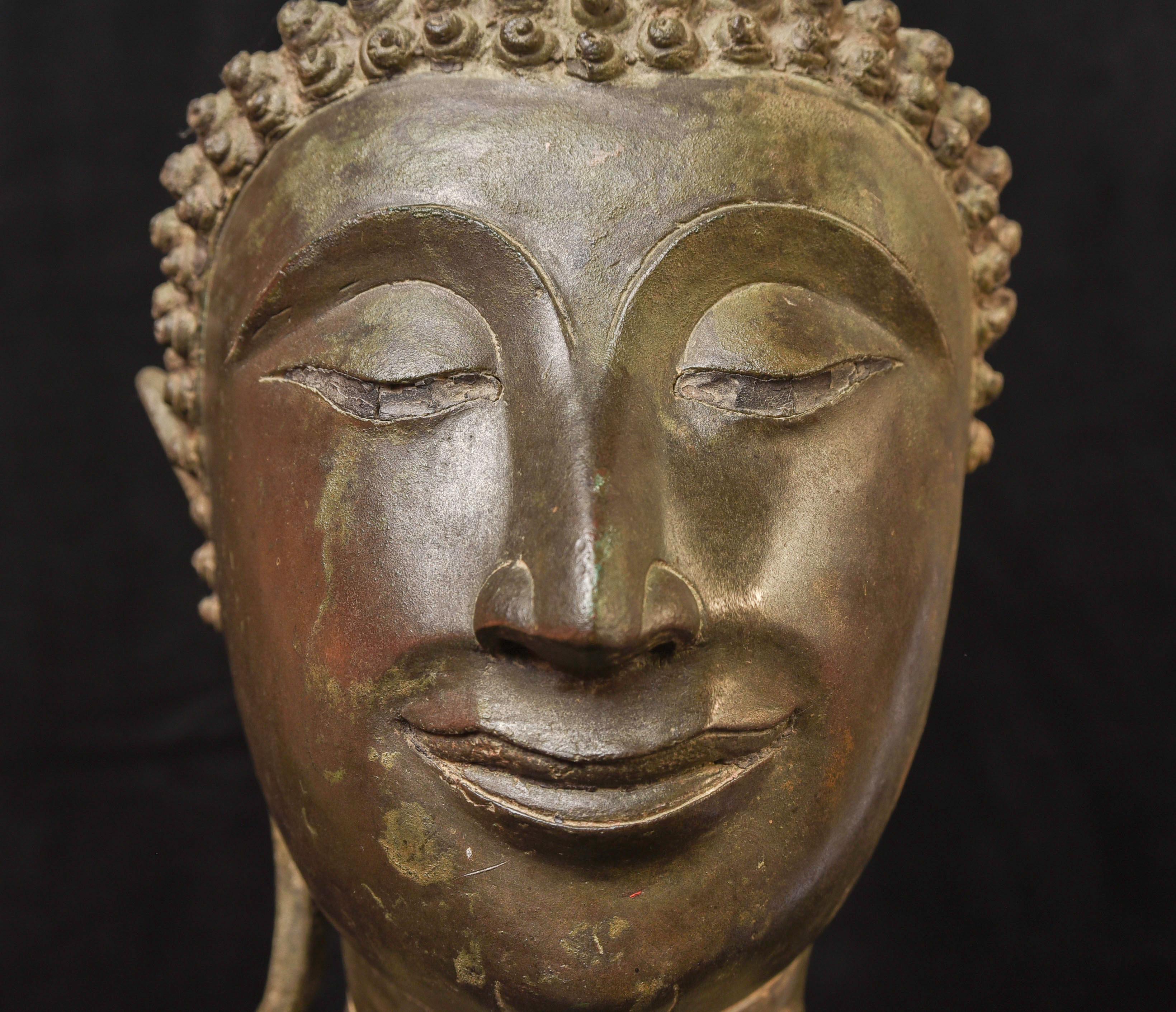 Bronze Très belle tête de Bouddha Sukhothai classique du 14e siècle - Sourire spécial 9730 en vente