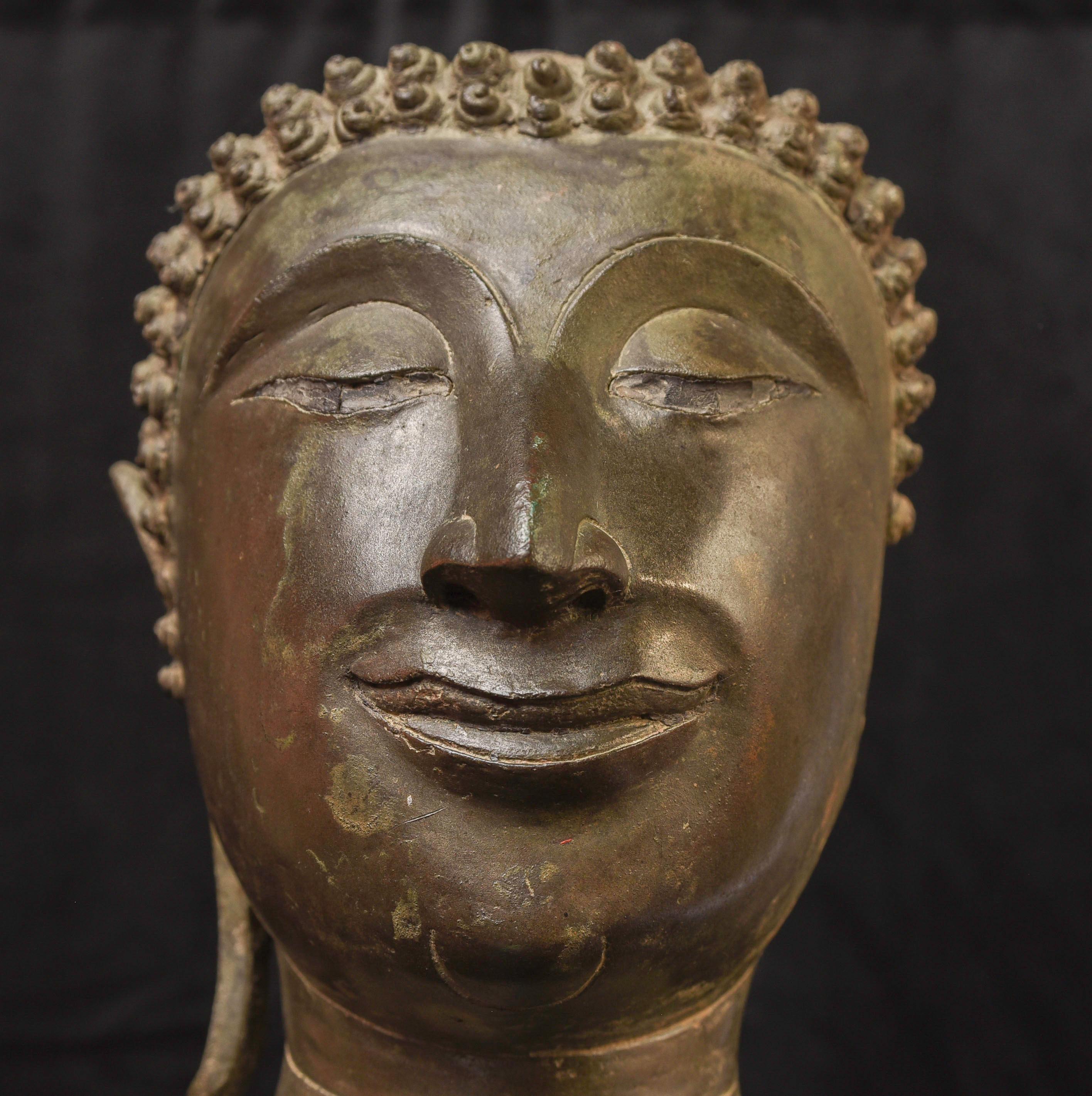 Très belle tête de Bouddha Sukhothai classique du 14e siècle - Sourire spécial 9730 en vente 1
