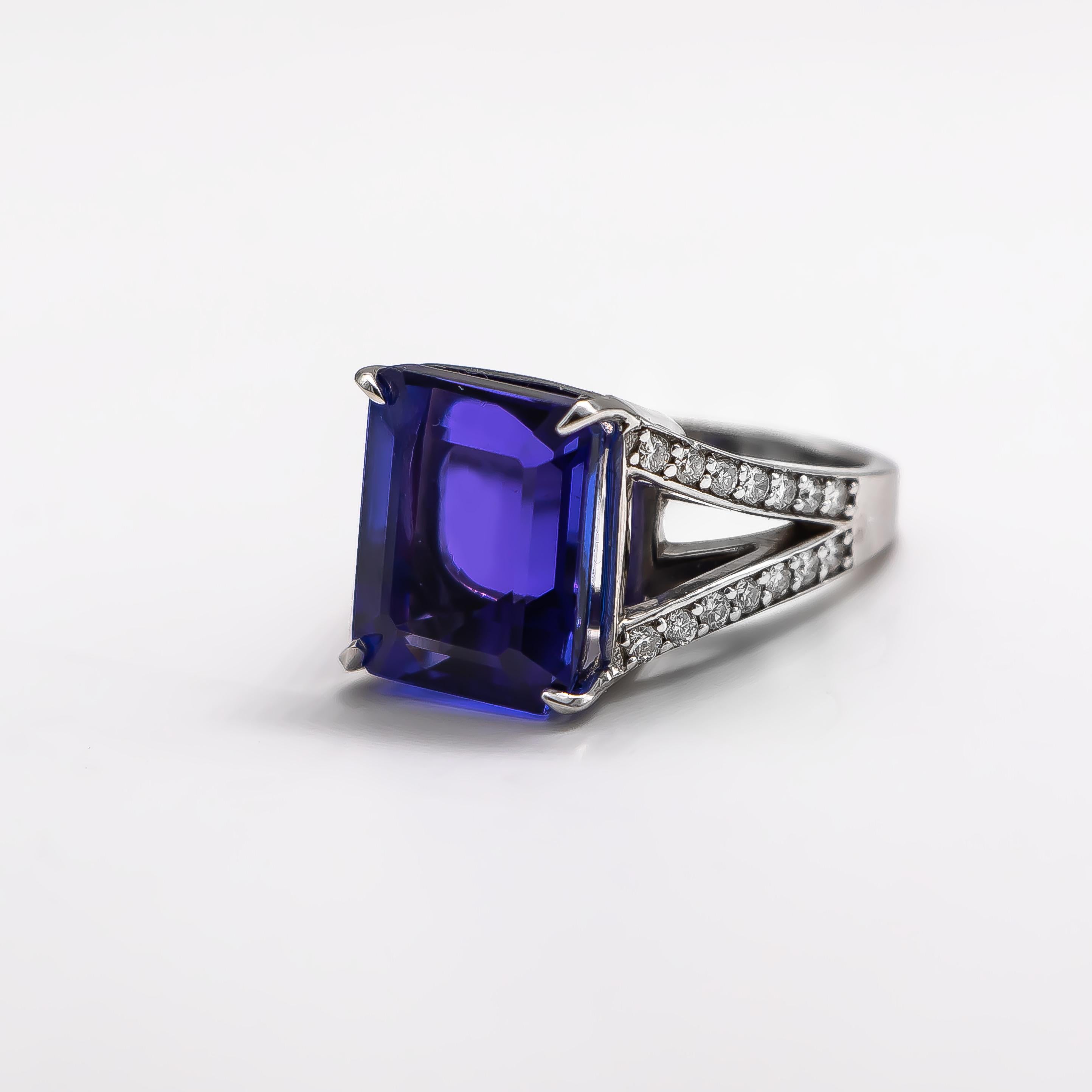 Very Fine 17.67 Carat Tanzanite Ring Encrusted with 1.46 Carat Diamonds In Excellent Condition For Sale In Carlsbad, CA