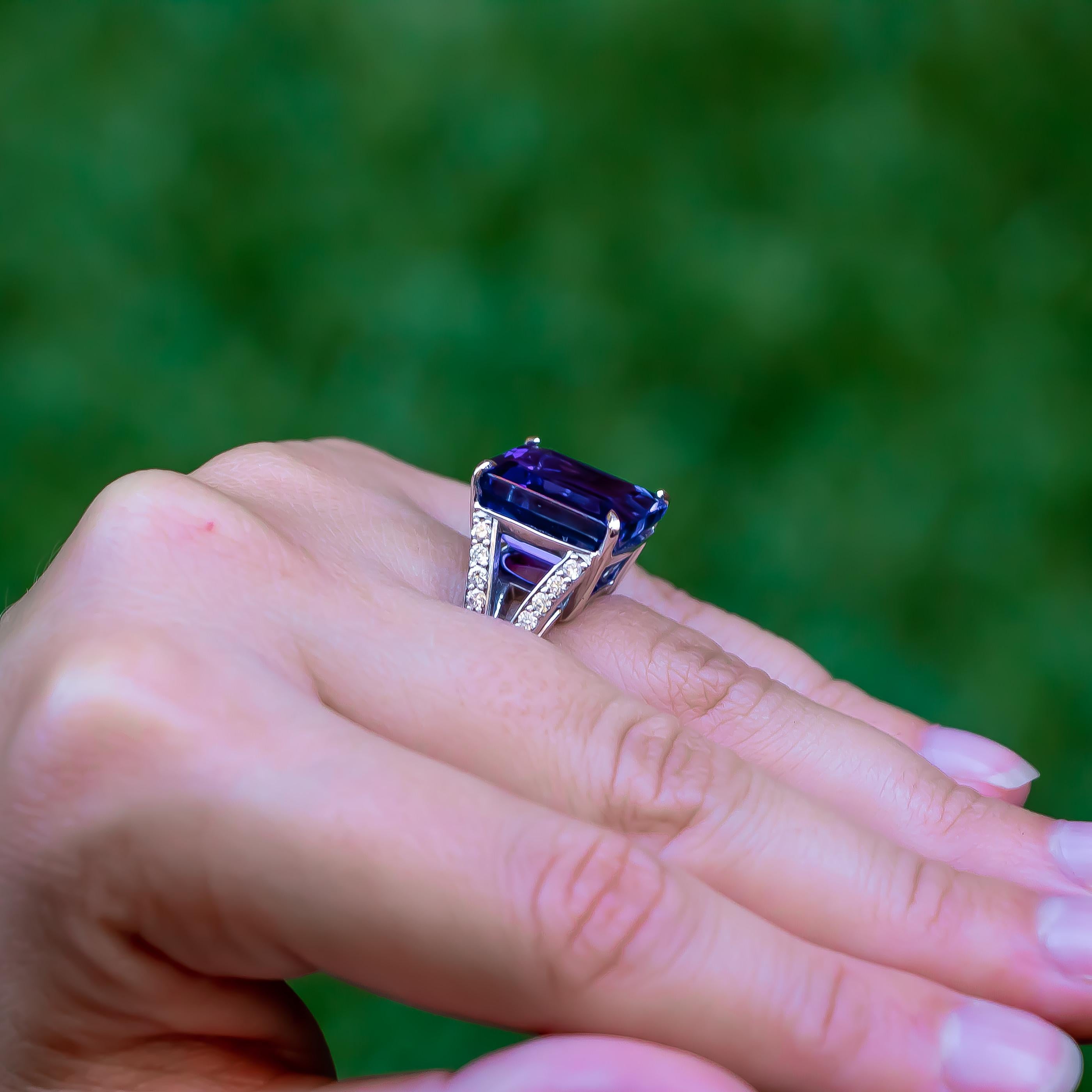 Women's Very Fine 17.67 Carat Tanzanite Ring Encrusted with 1.46 Carat Diamonds For Sale
