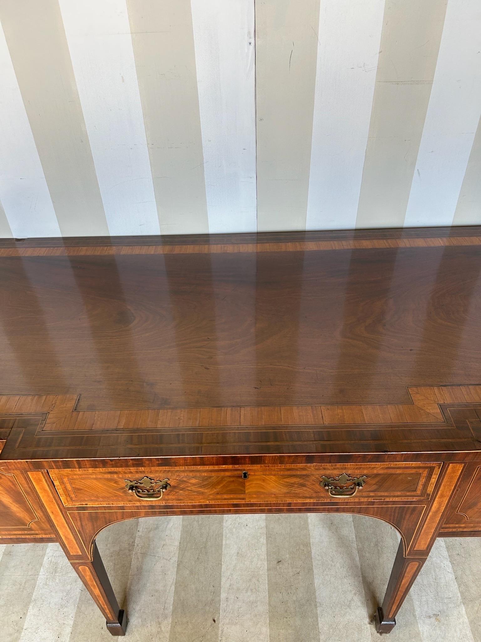 Très beau buffet anglais du XVIIIe siècle, marqueté et à bandes croisées. Il remplit toutes les conditions - couleur, échelle et patine superbes. Le plateau est joliment croisé sur des pieds fuselés incrustés se terminant par un pied bêche aux