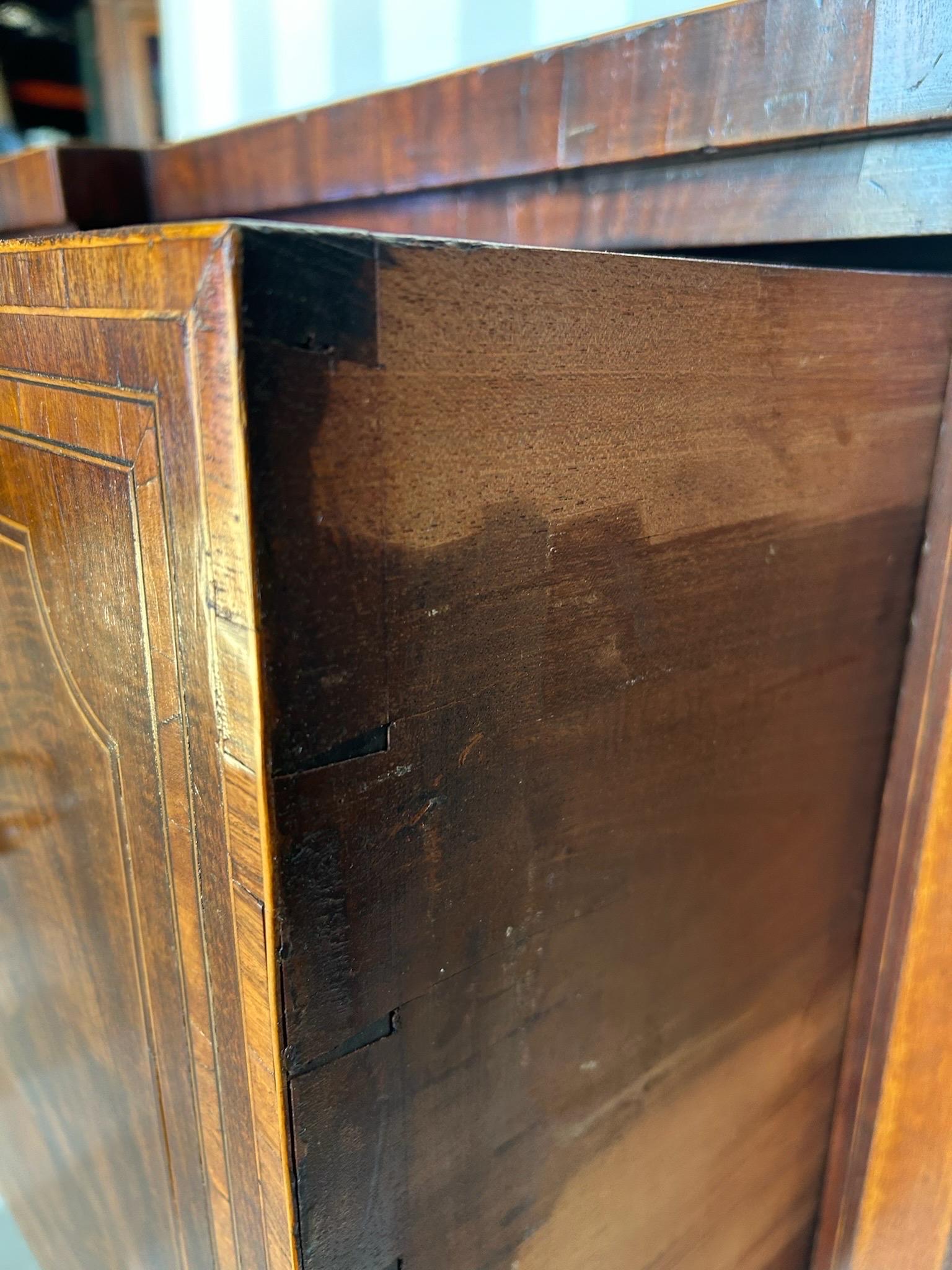 Très beau buffet anglais du XVIIIe siècle à cassettes, marqueté et à bandes croisées Bon état - En vente à Richmond, VA