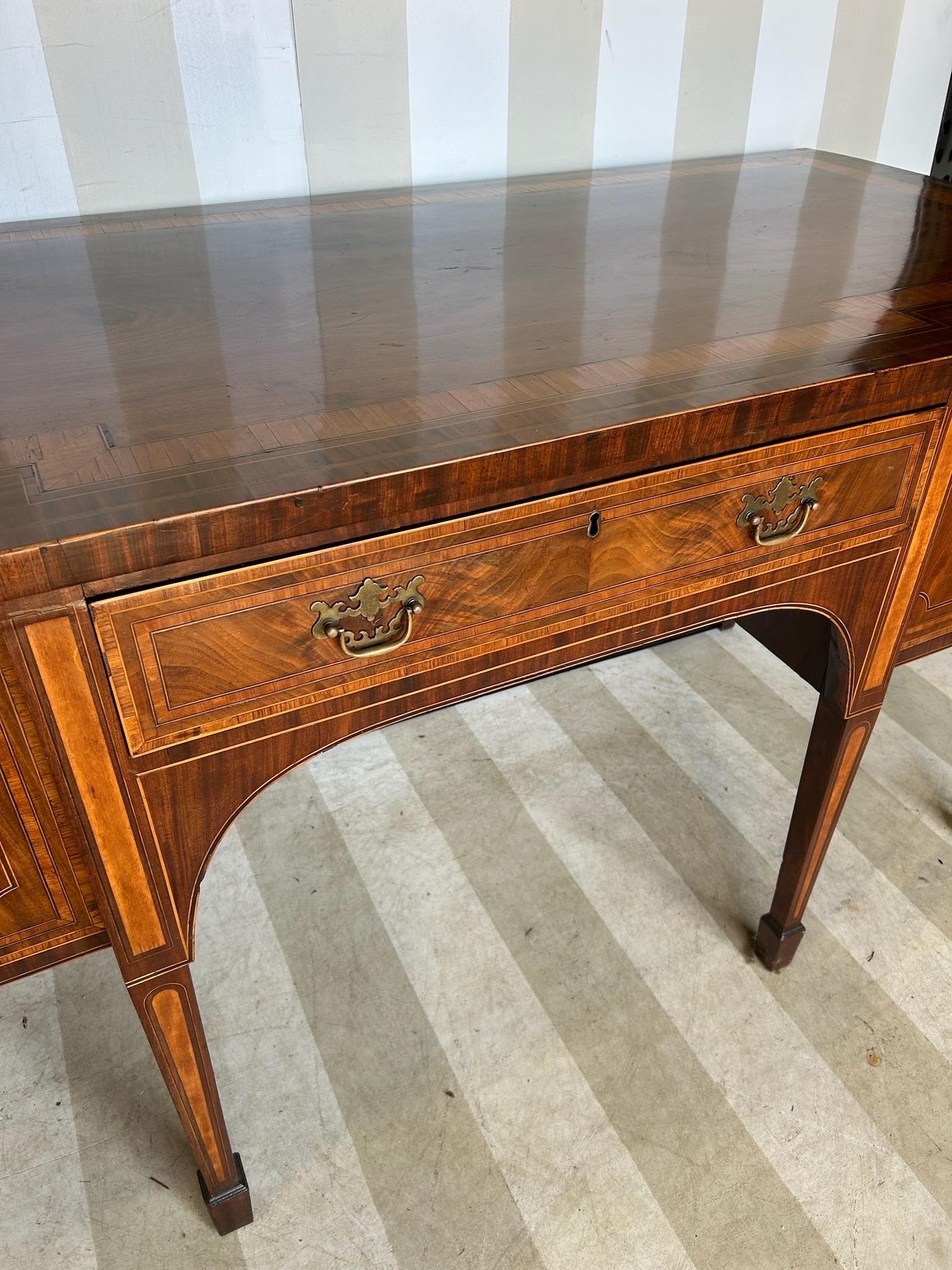 XVIIIe siècle et antérieur Très beau buffet anglais du XVIIIe siècle à cassettes, marqueté et à bandes croisées en vente