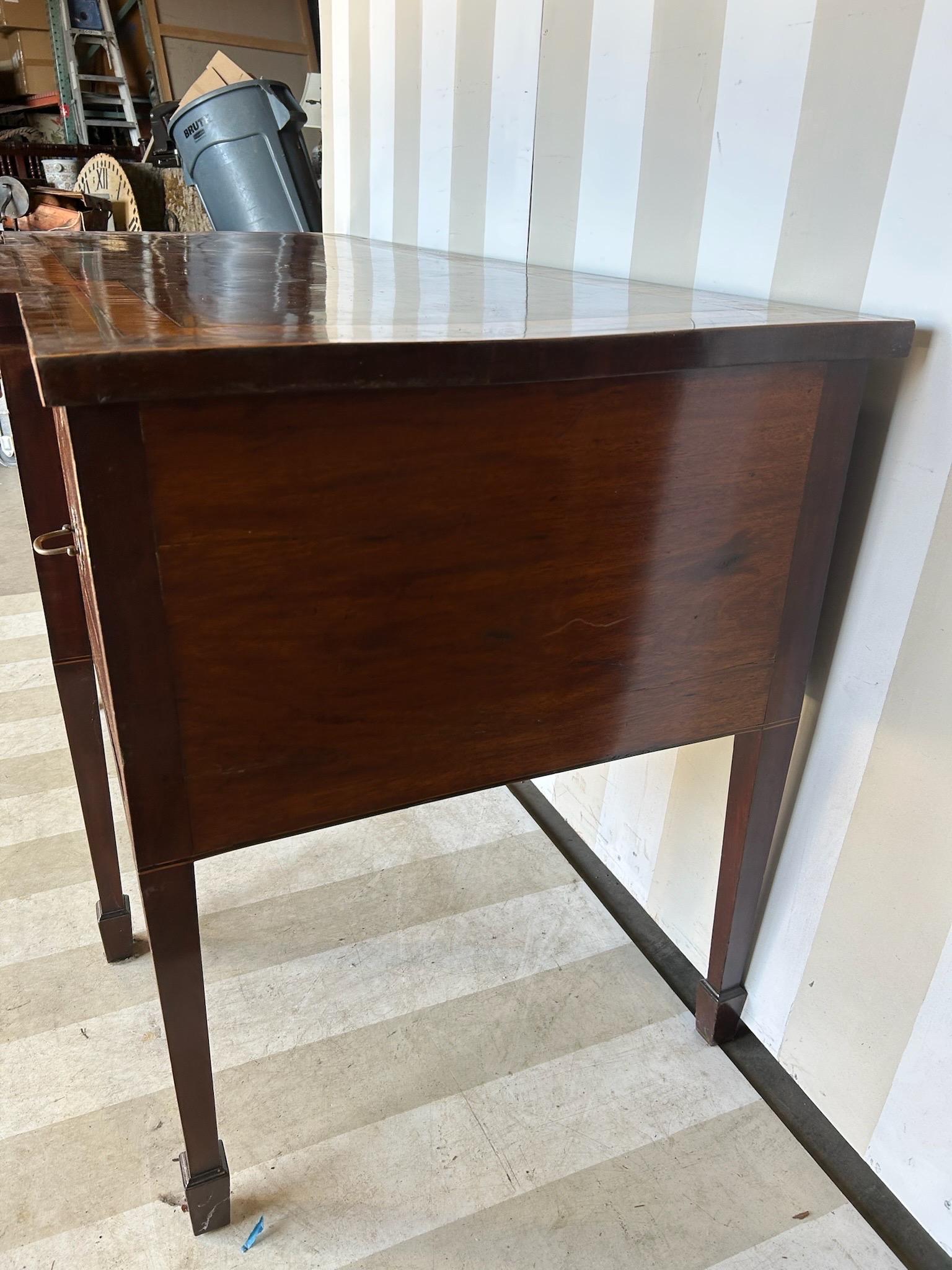 Très beau buffet anglais du XVIIIe siècle à cassettes, marqueté et à bandes croisées en vente 3