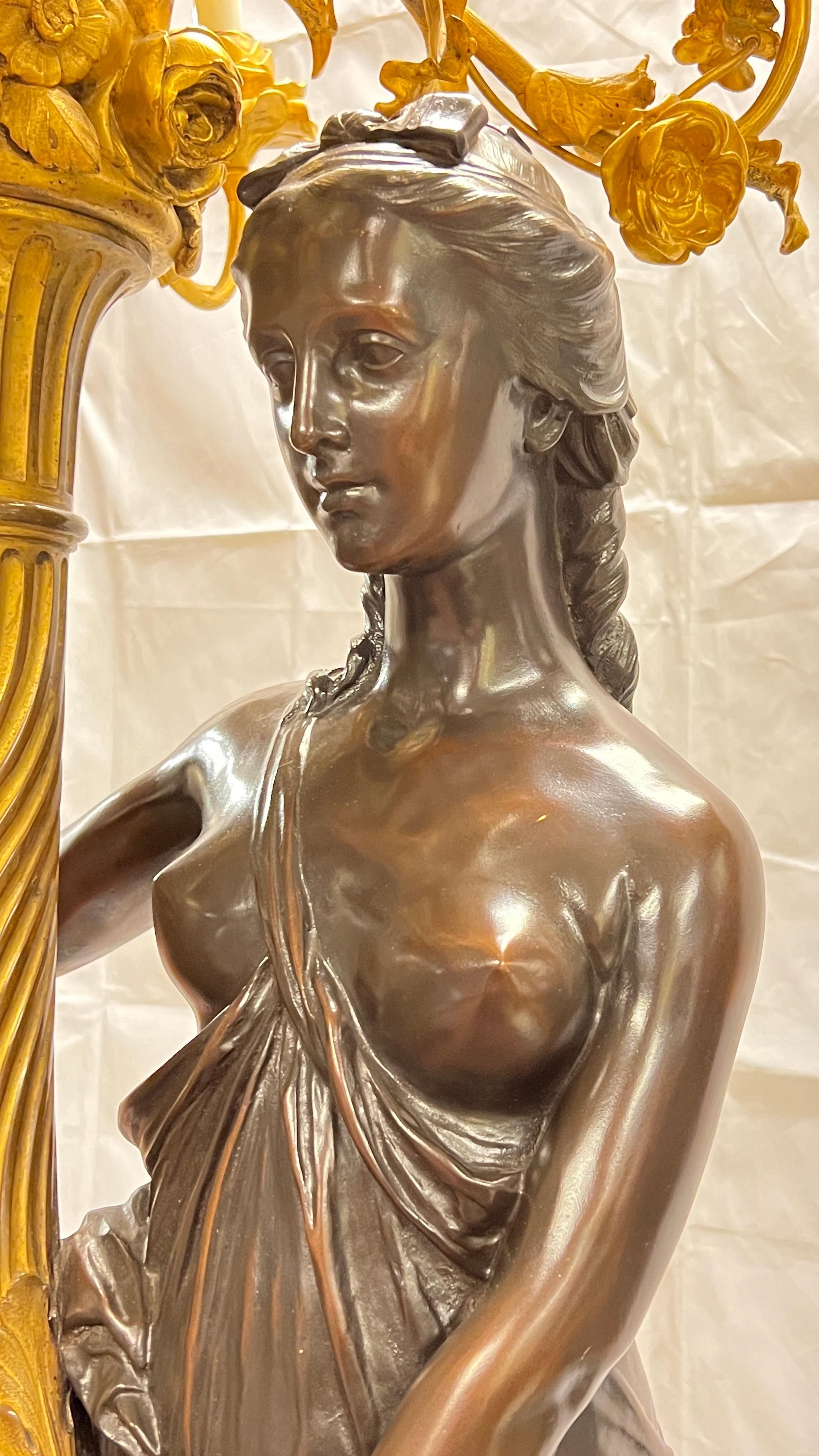 Patiné Fine torchère néoclassique française du 19ème siècle en bronze figuratif en vente