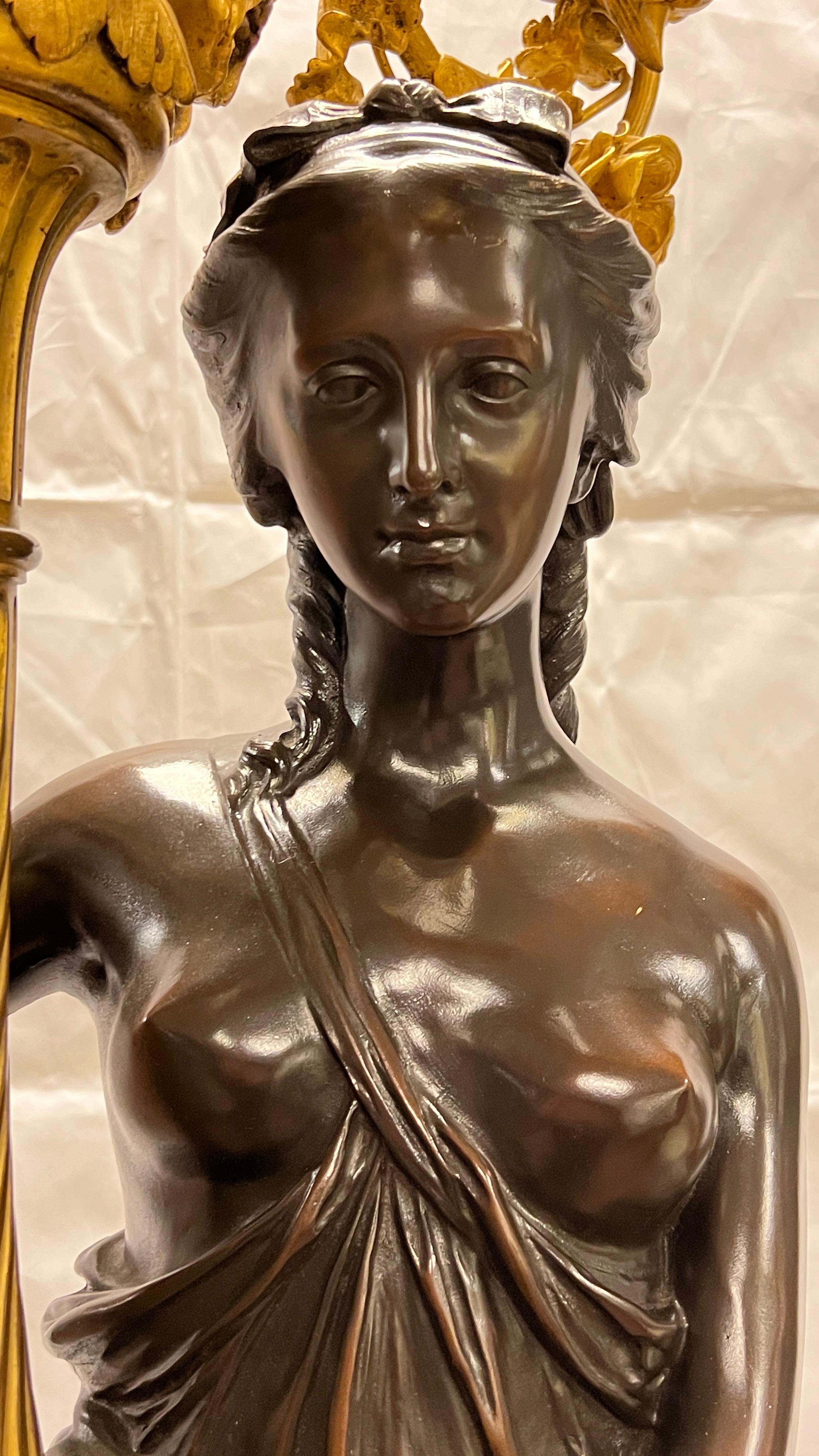 Fine torchère néoclassique française du 19ème siècle en bronze figuratif Bon état - En vente à New York, NY