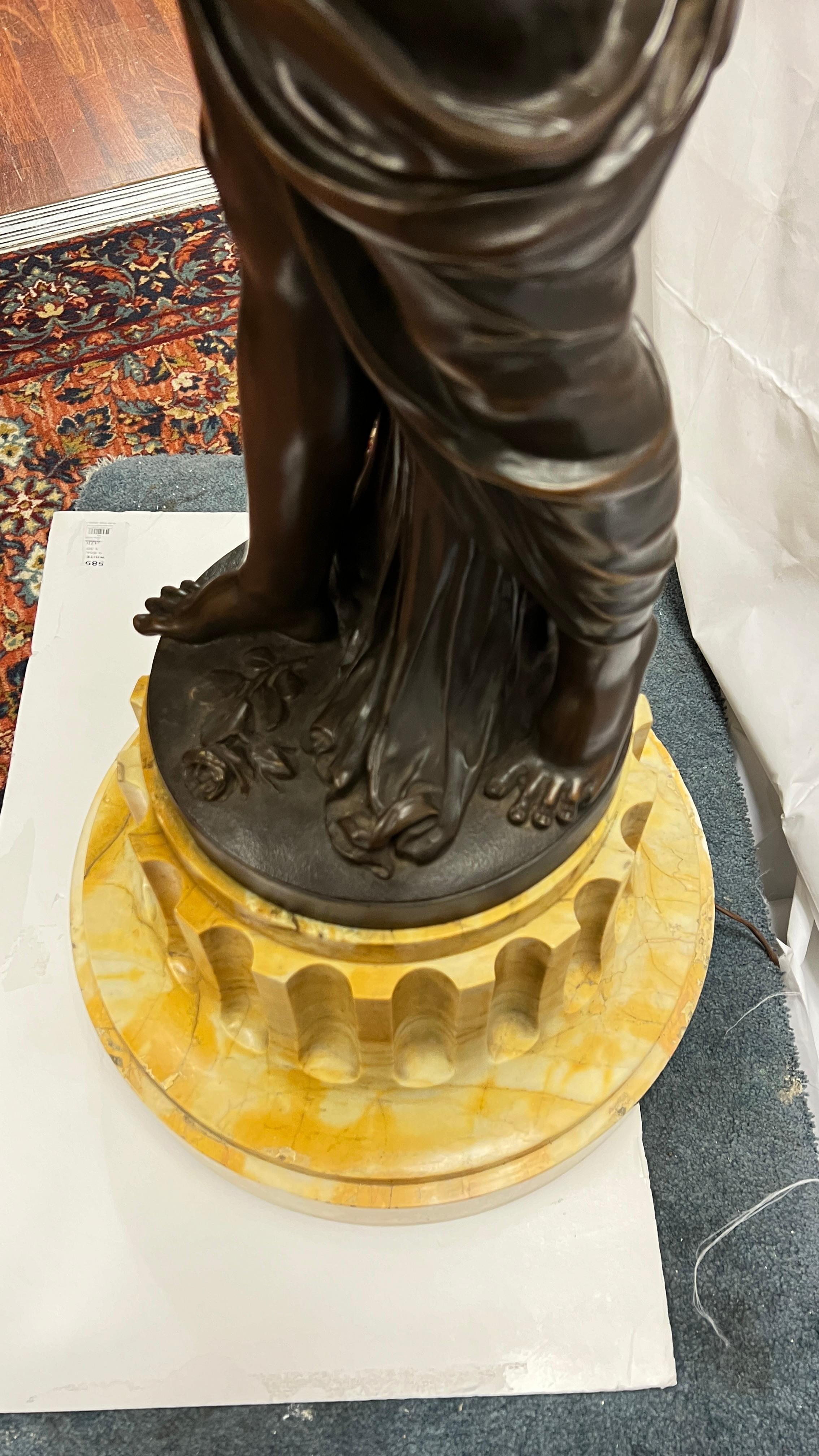 Fine torchère néoclassique française du 19ème siècle en bronze figuratif en vente 3