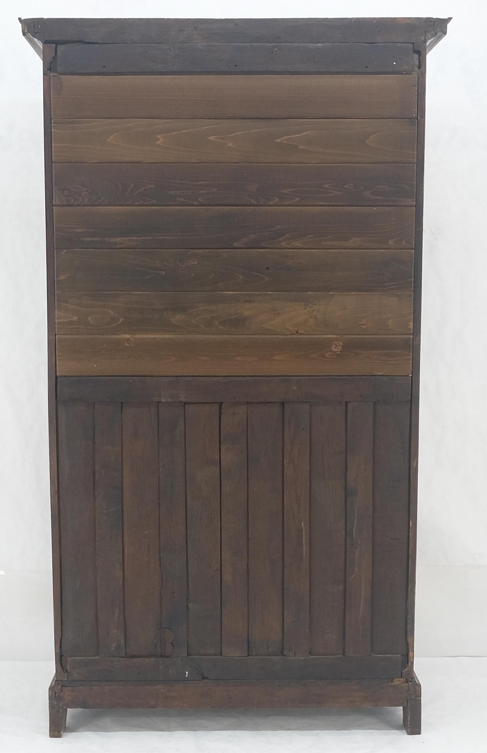 Raffinatissimo mobile contenitore a due ante in vetro con intarsi in ottone russo del 1900 in vendita 4