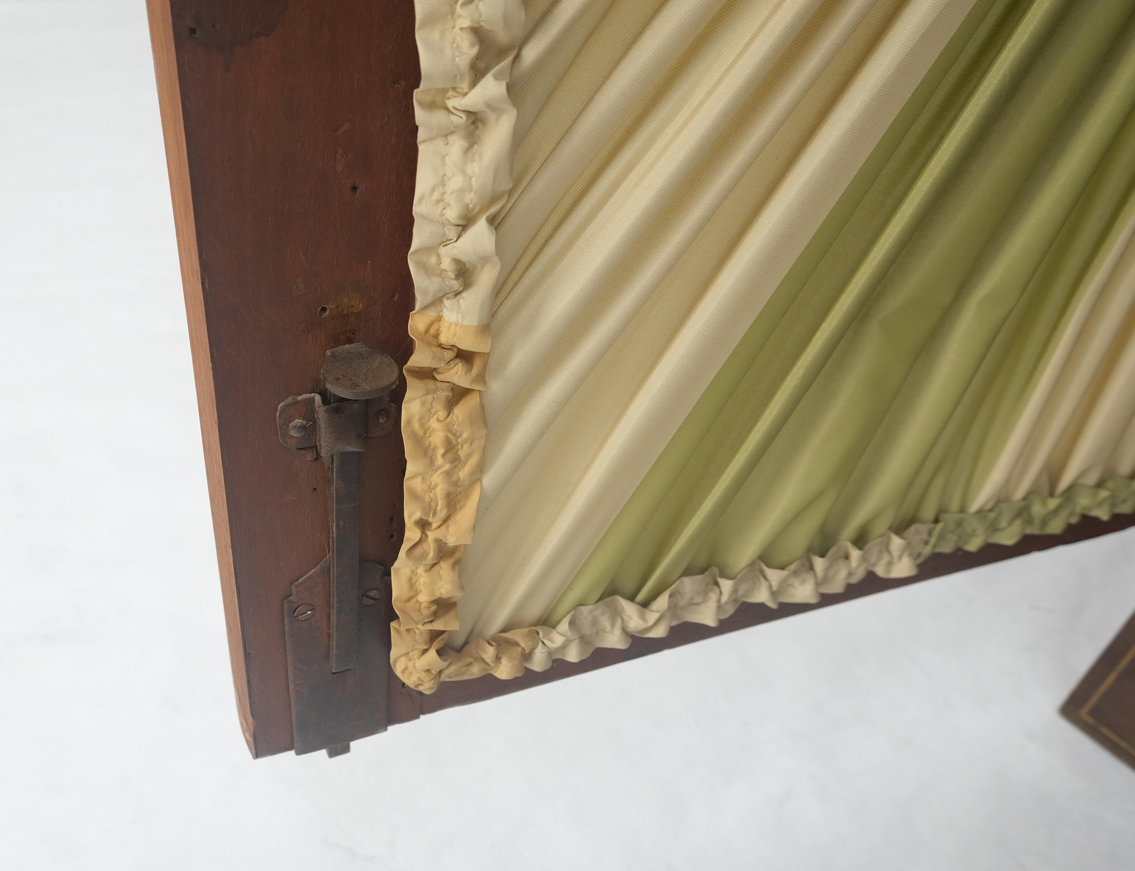 Raffinatissimo mobile contenitore a due ante in vetro con intarsi in ottone russo del 1900 in vendita 5