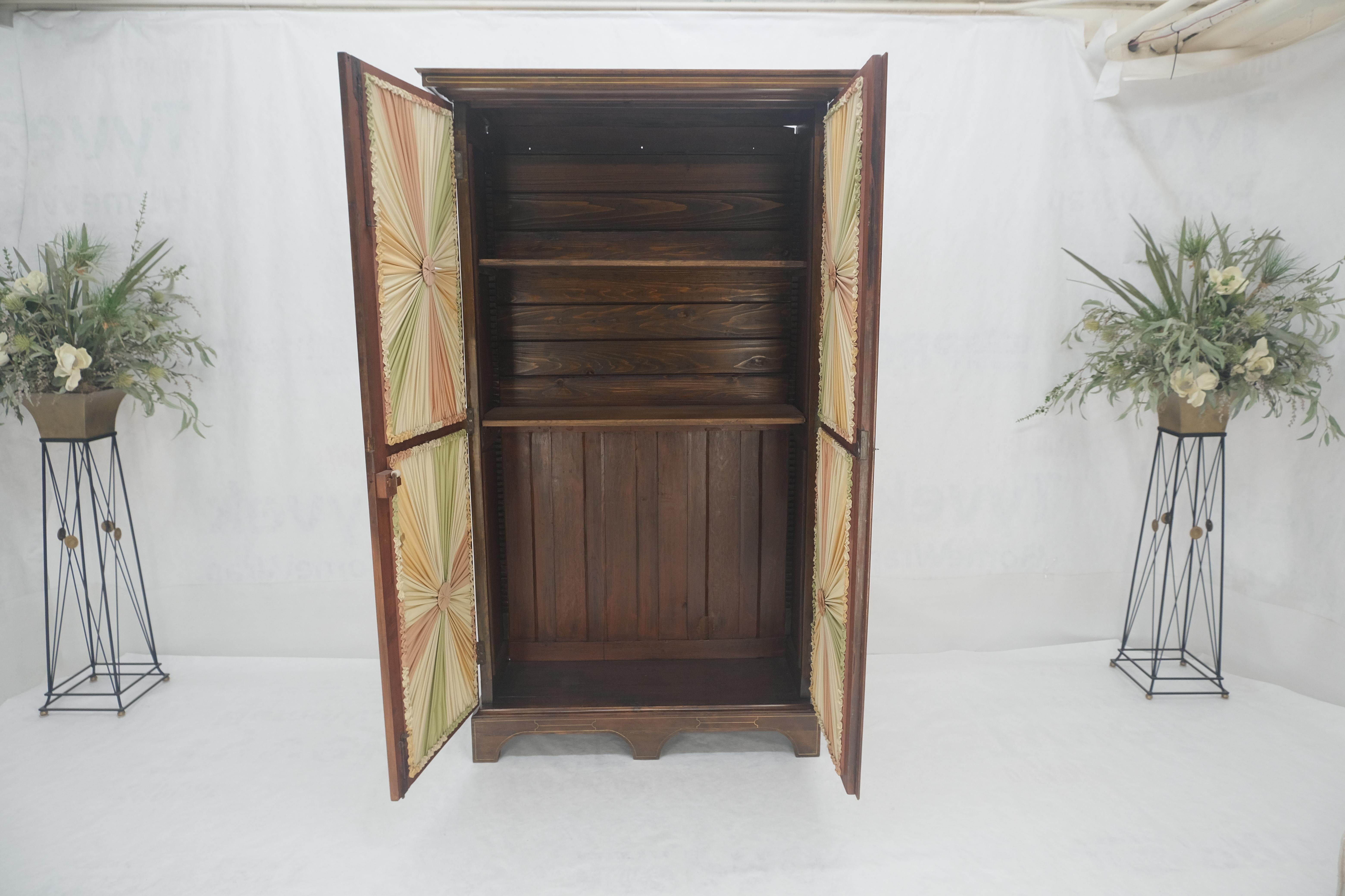 Raffinatissimo mobile contenitore a due ante in vetro con intarsi in ottone russo del 1900 