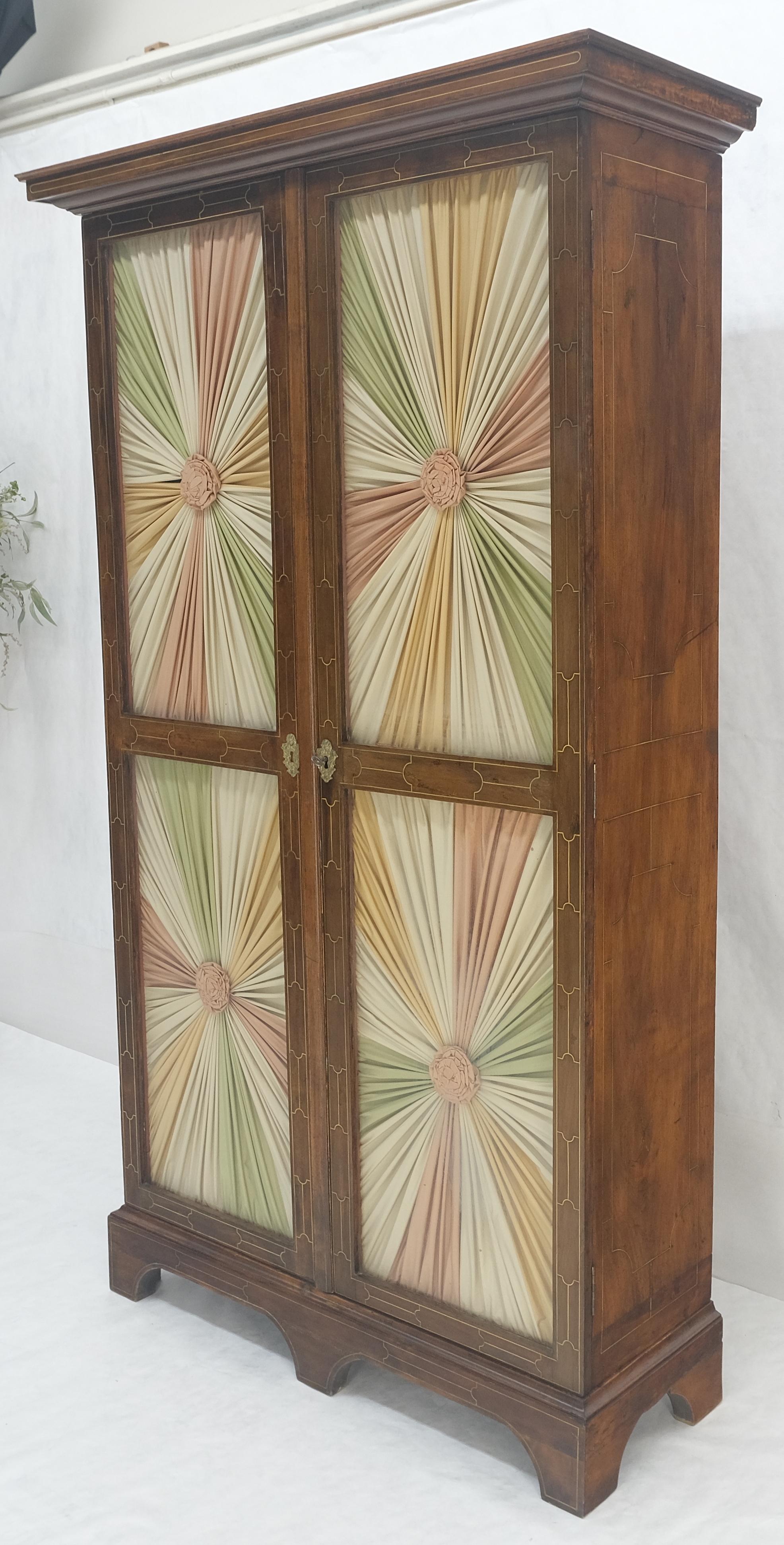 Raffinatissimo mobile contenitore a due ante in vetro con intarsi in ottone russo del 1900 in vendita 1