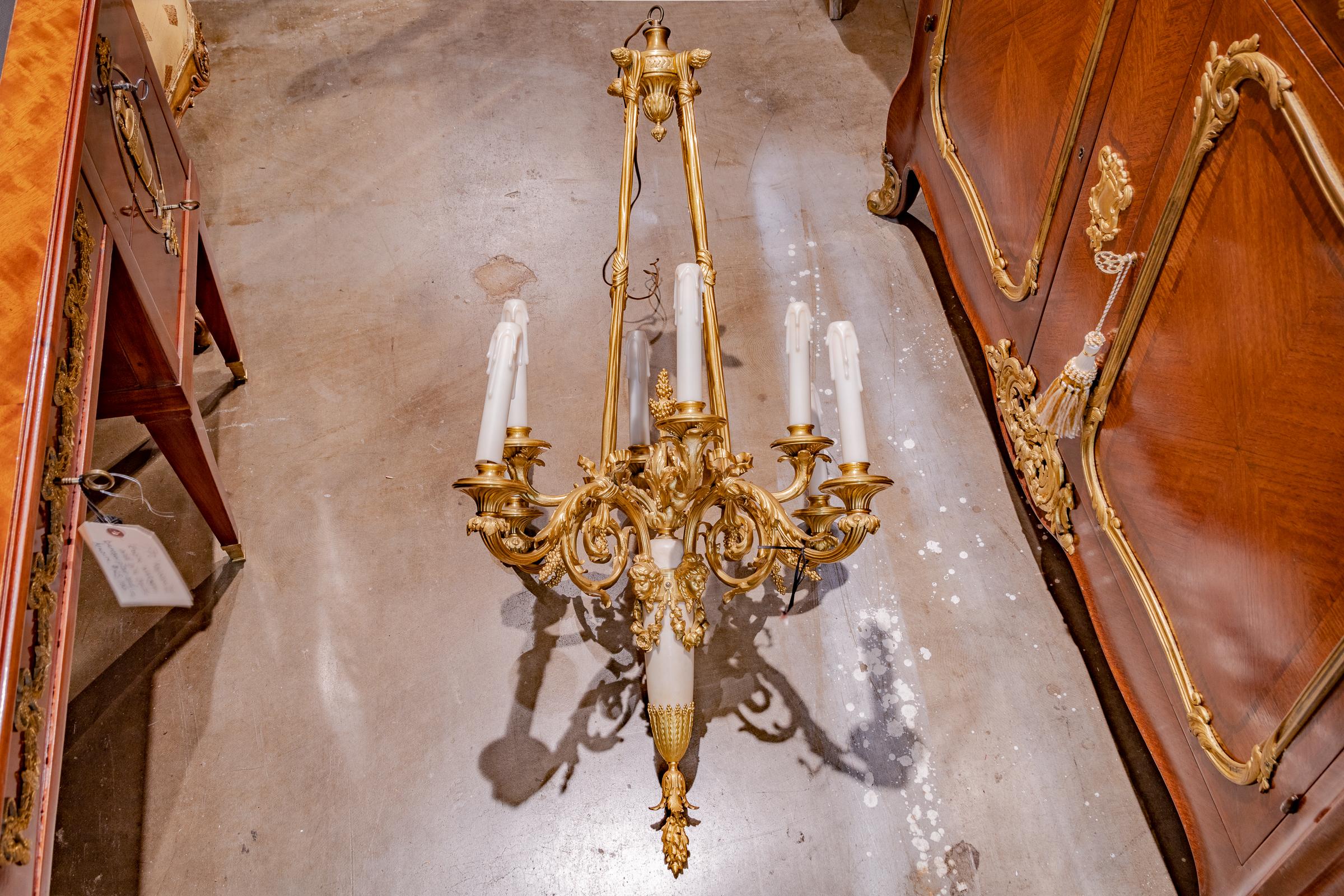 Lampadario francese Luigi XVI del XIX secolo in bronzo dorato e marmo Carrera di ottima qualità. 

 