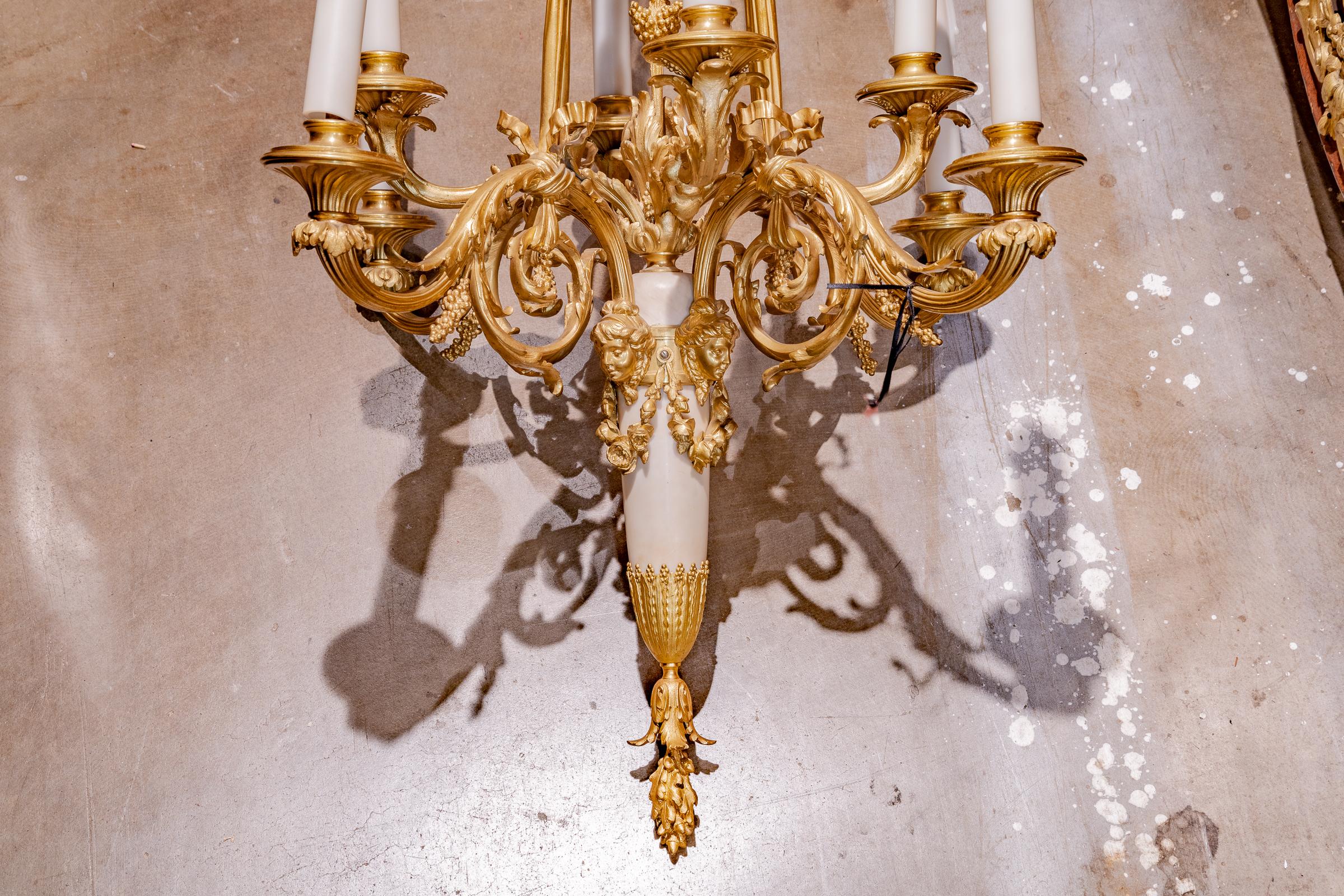 Francese Raffinatissimo lampadario francese Luigi XVI in bronzo dorato e marmo del XIX secolo in vendita