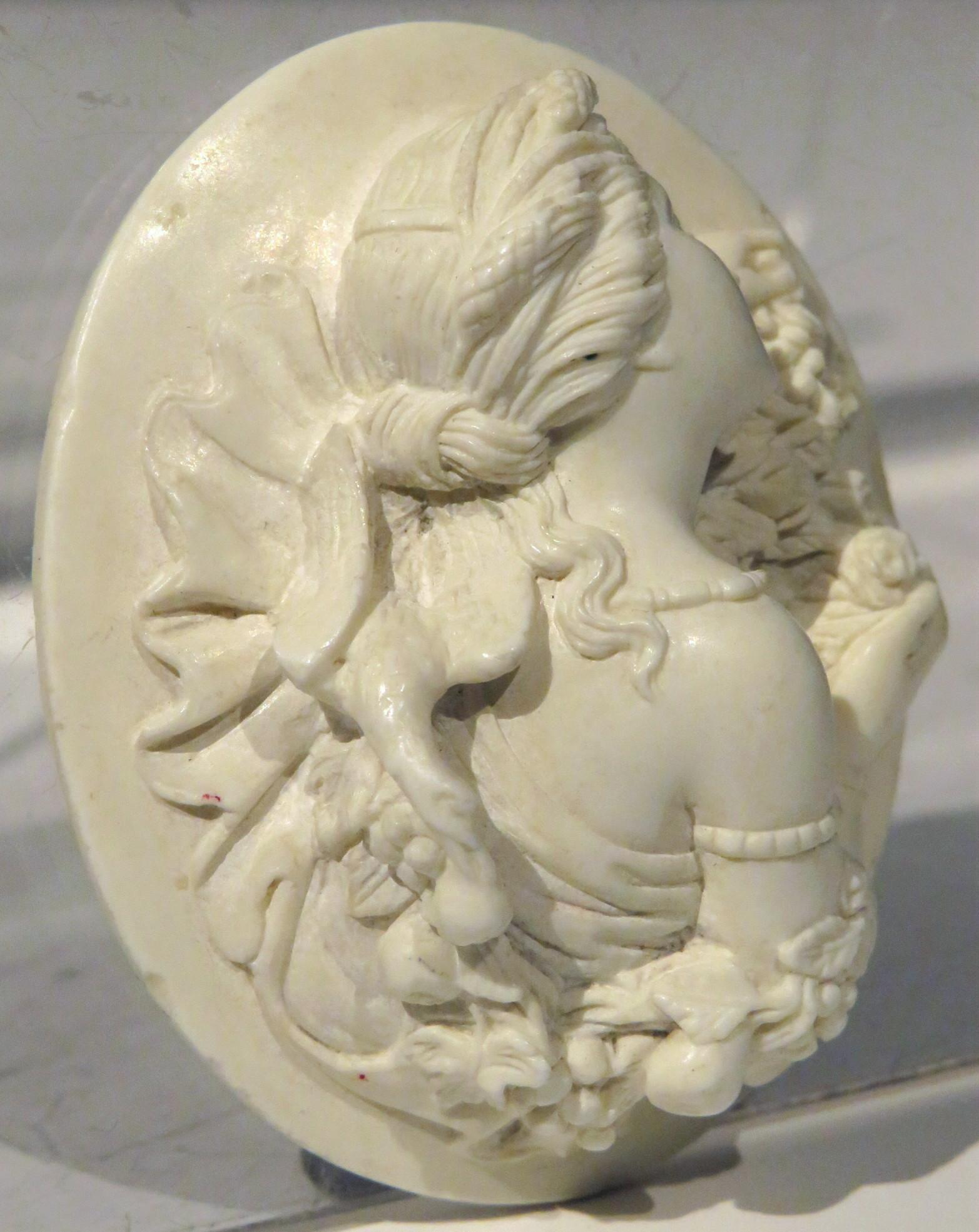 Vittoriano Un pregiato cammeo in lava intagliata del XIX secolo, Continental CIRCA 1870 in vendita