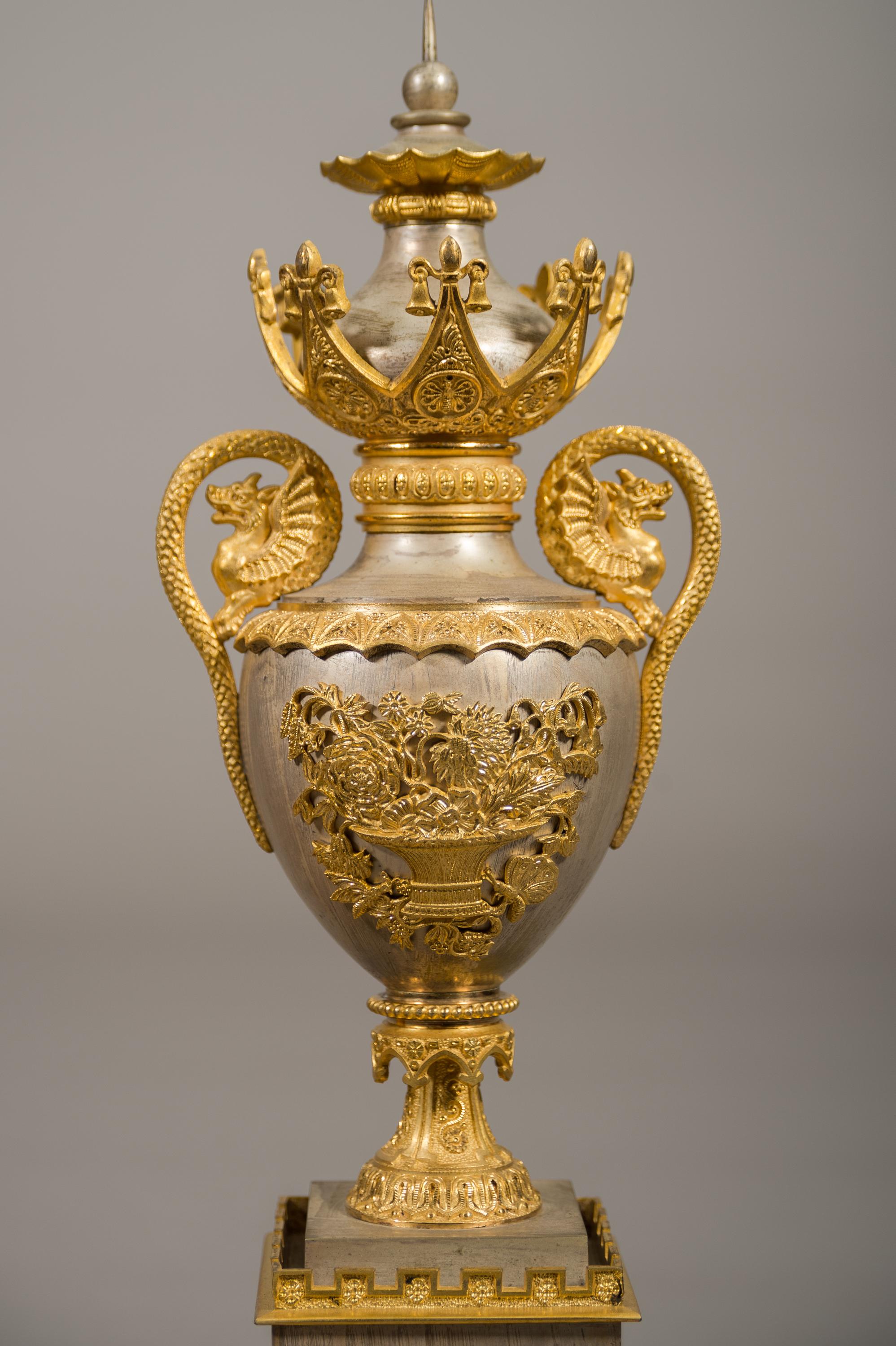Raffinata parure a tre pezzi in argento e dorato di Chinoiserie francese del XIX secolo in vendita 1