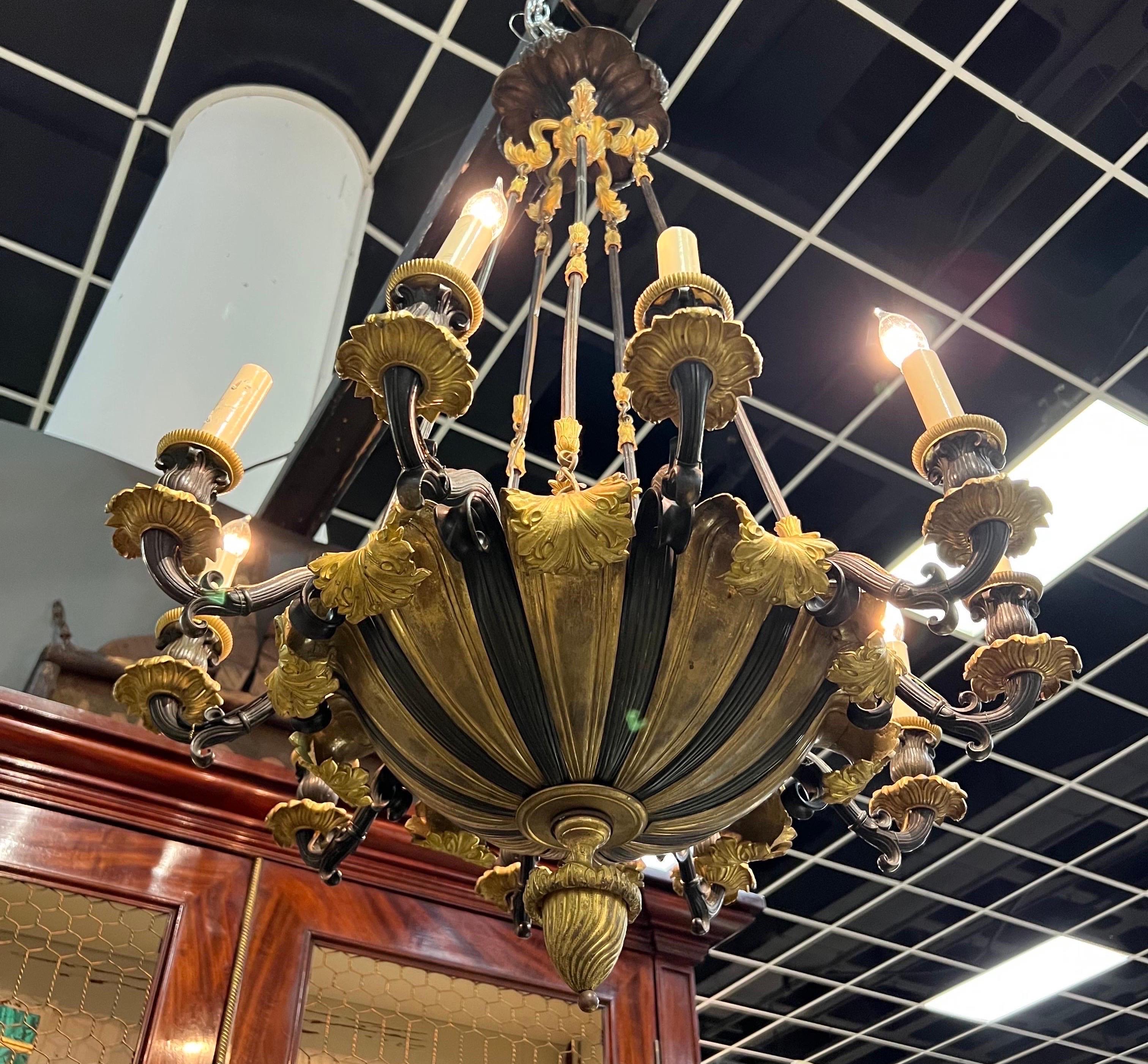 Très beau lustre Empire français du 19ème siècle en bronze Bon état - En vente à Charleston, SC