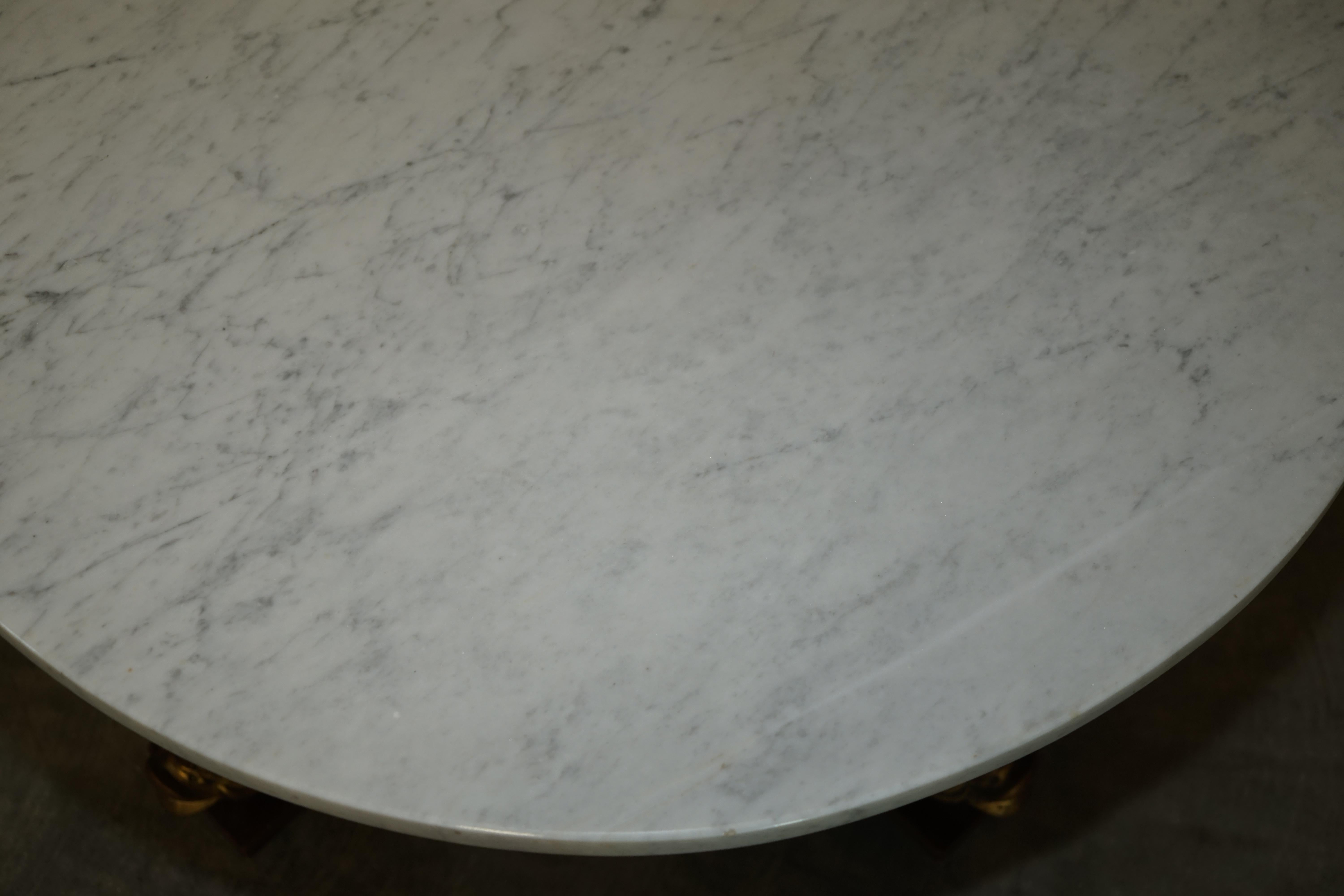 Très belle table basse italienne du 19ème siècle en laiton doré avec dauphins et marbre de Carrare en vente 8