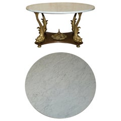 Très belle table basse italienne du 19ème siècle en laiton doré avec dauphins et marbre de Carrare