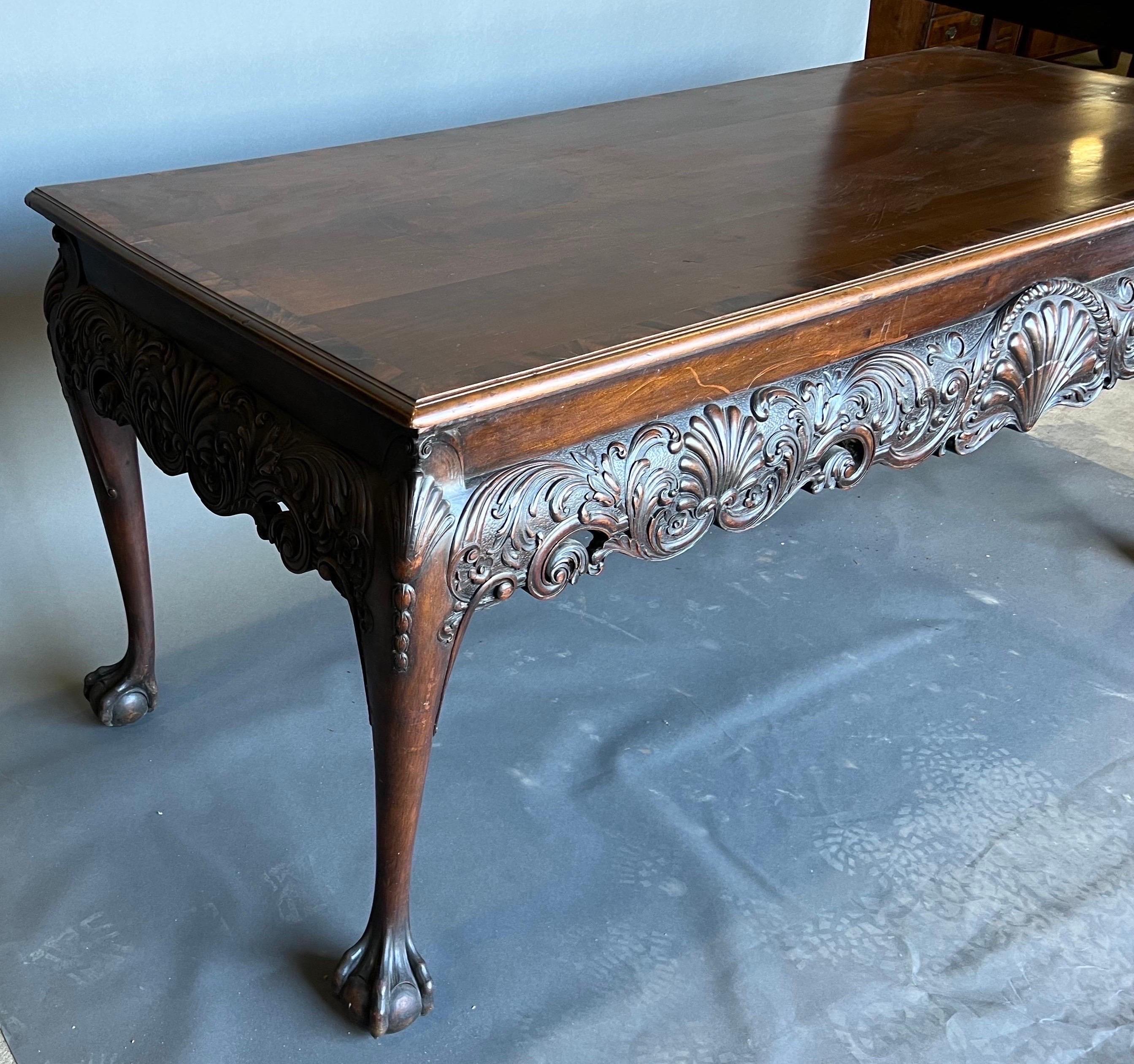 Très belle table console en acajou du 19ème siècle estampillée par Gillows. Magnifique forme et présence sur cette pièce signée Gillows. La table est en acajou à bandes croisées. Des coquilles, des feuilles d'acanthe et des plumes sculptées à la
