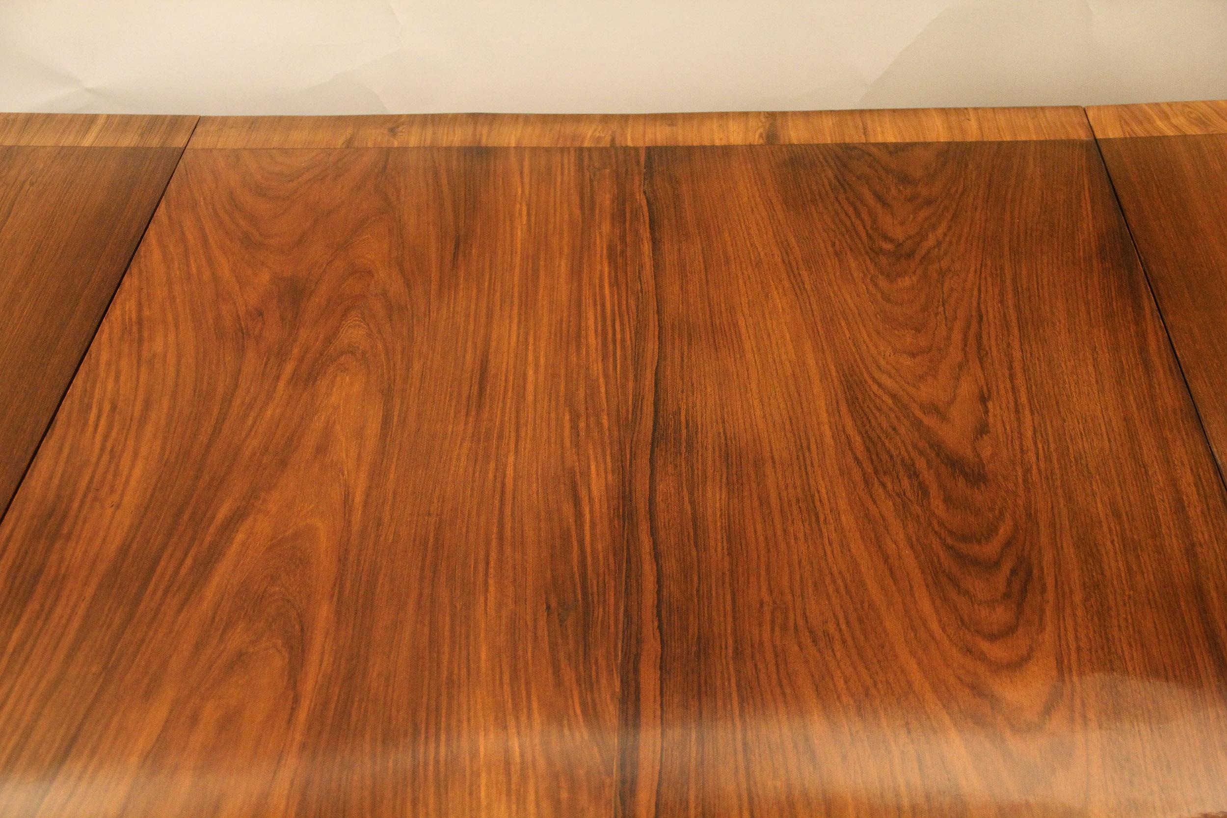 Très belle table de salle à manger anglaise à piédestal en acajou marqueté de style Régence du 19e siècle Bon état - En vente à Long Island City, NY
